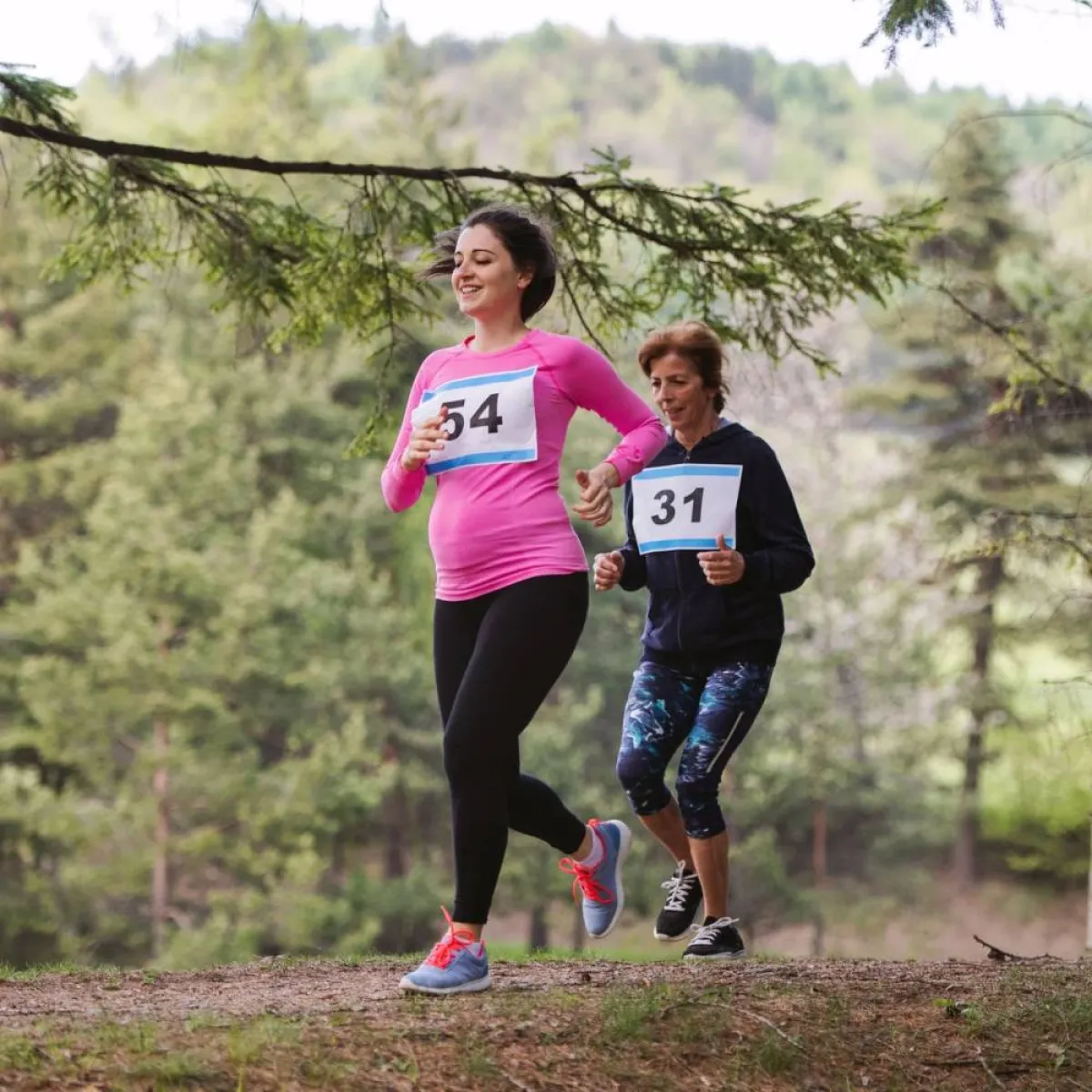 صورة لحامل تركض ببطء