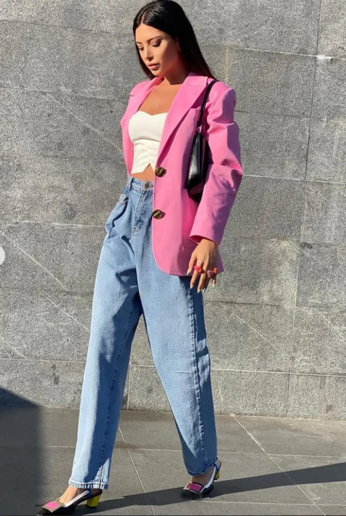 نتالي فنج ترتدي البليزر الزهري