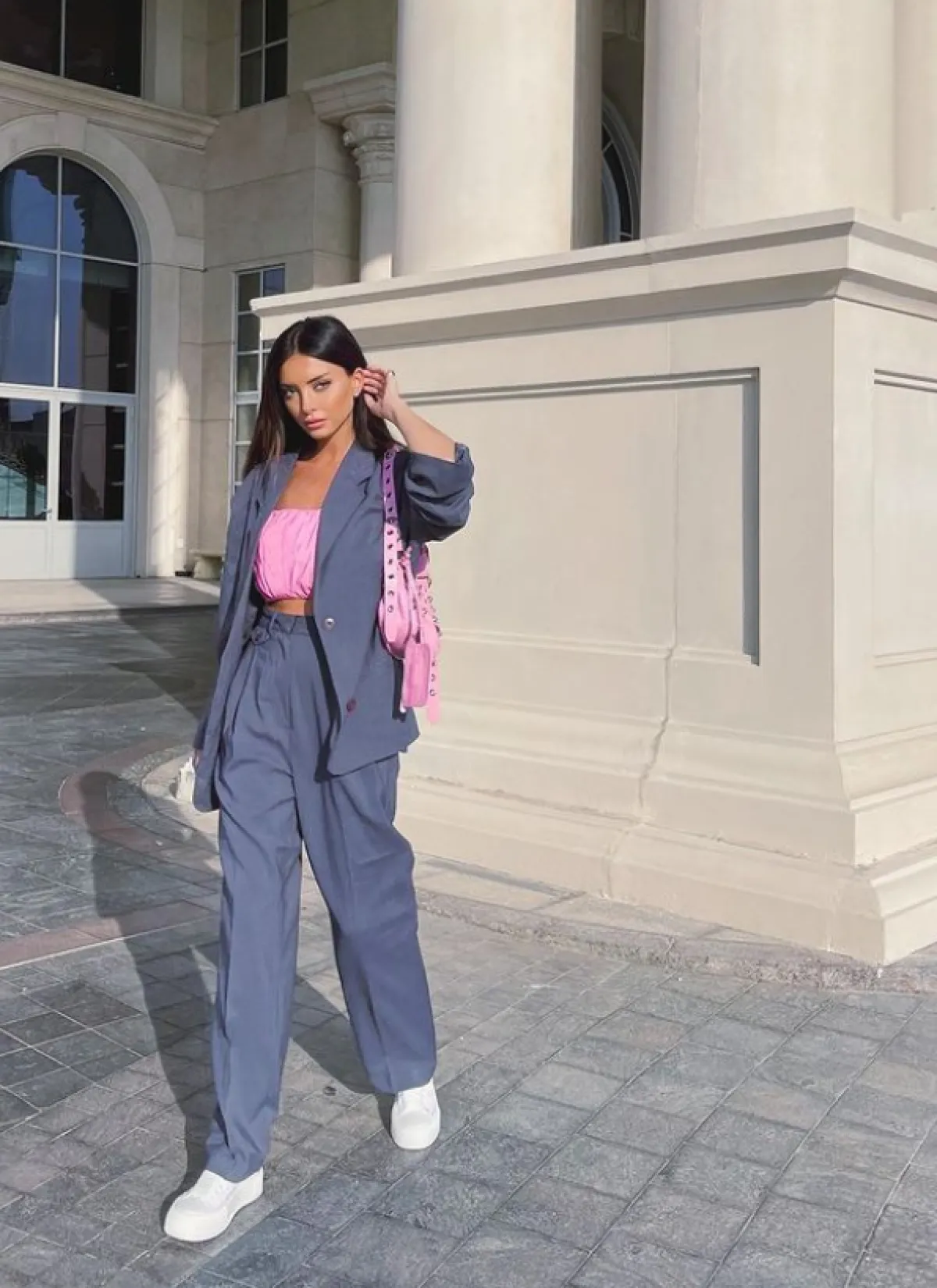 نتالي فنج ترتدي البدلة الرمادية مع التوب الزهري