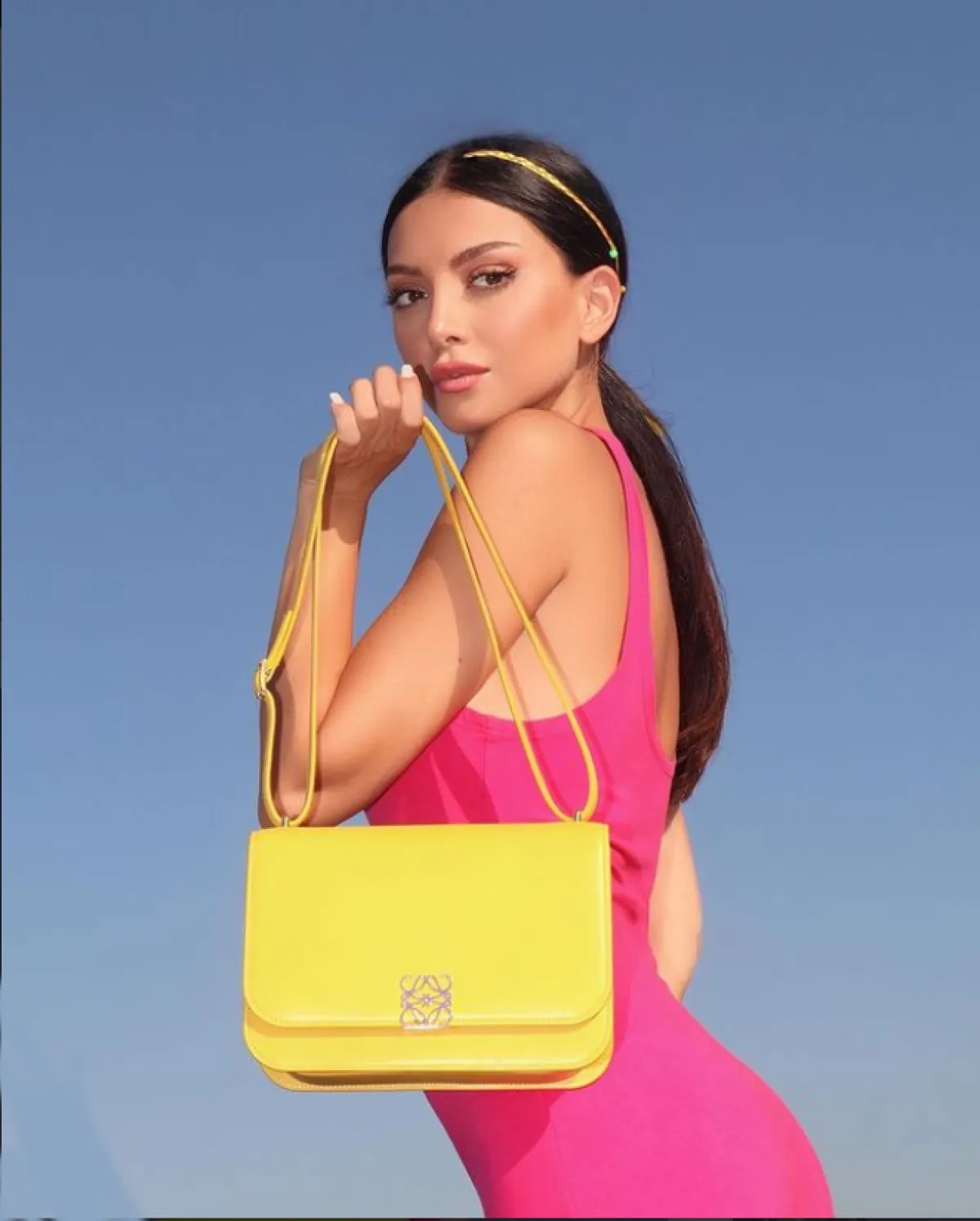 نتالي فنج ترتدي الفستان الفوشيا والحقيبة الصفراء 