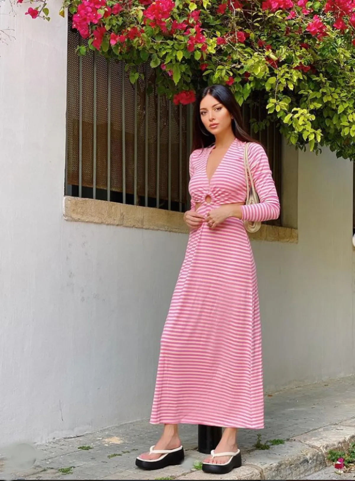 نتالي فنج ترتدي الفستان المخطط