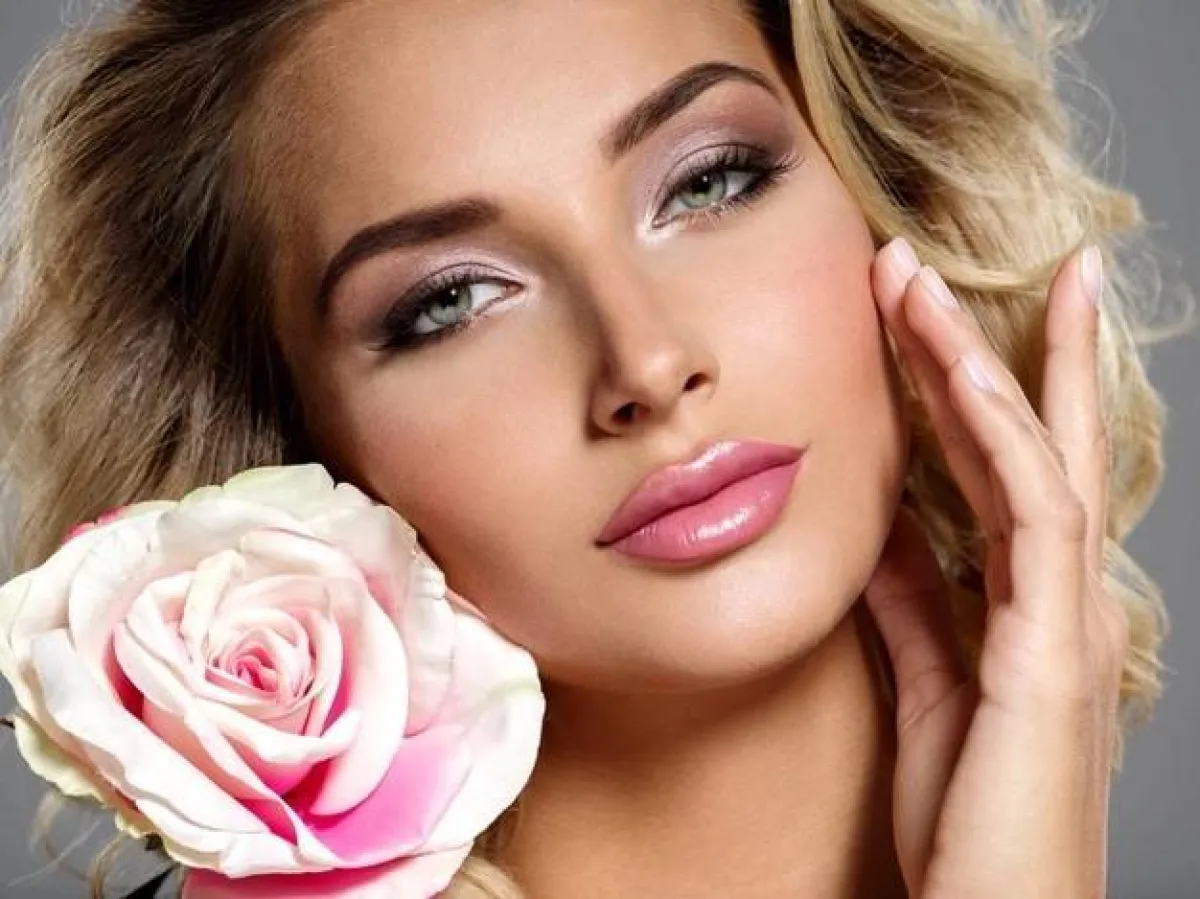 مكياج عيون سموكي وردي للعروس