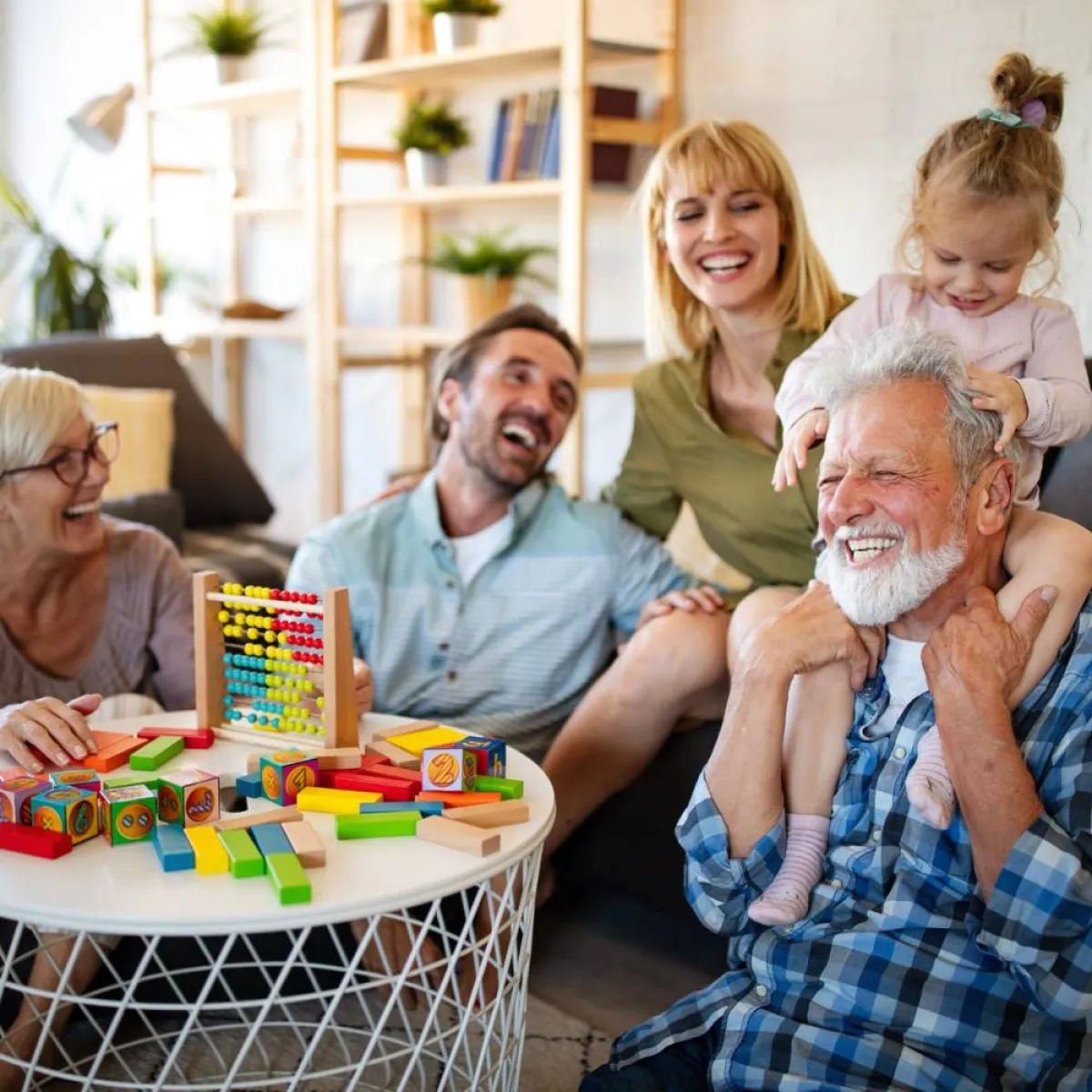 صورة لأجداد يلعبون مع أحفادهم