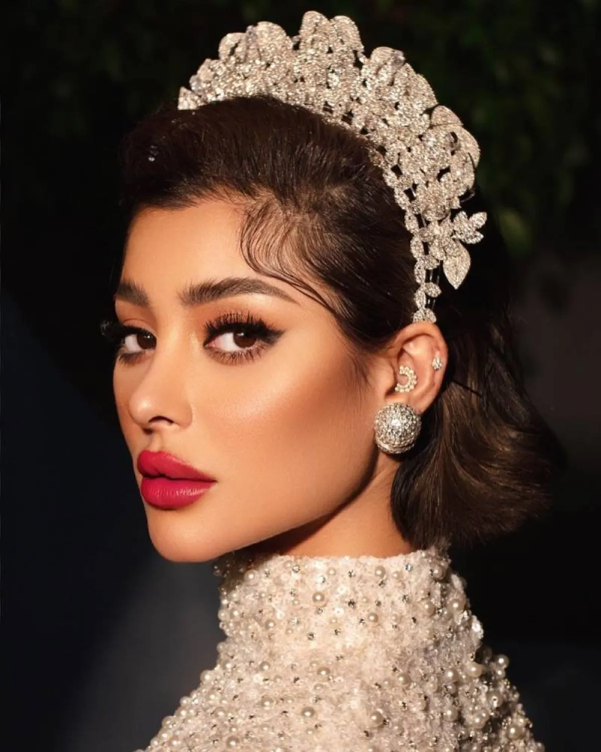 تسريحة الشعر القصير المنسدل مع تاج الرأس من غدير سلطان