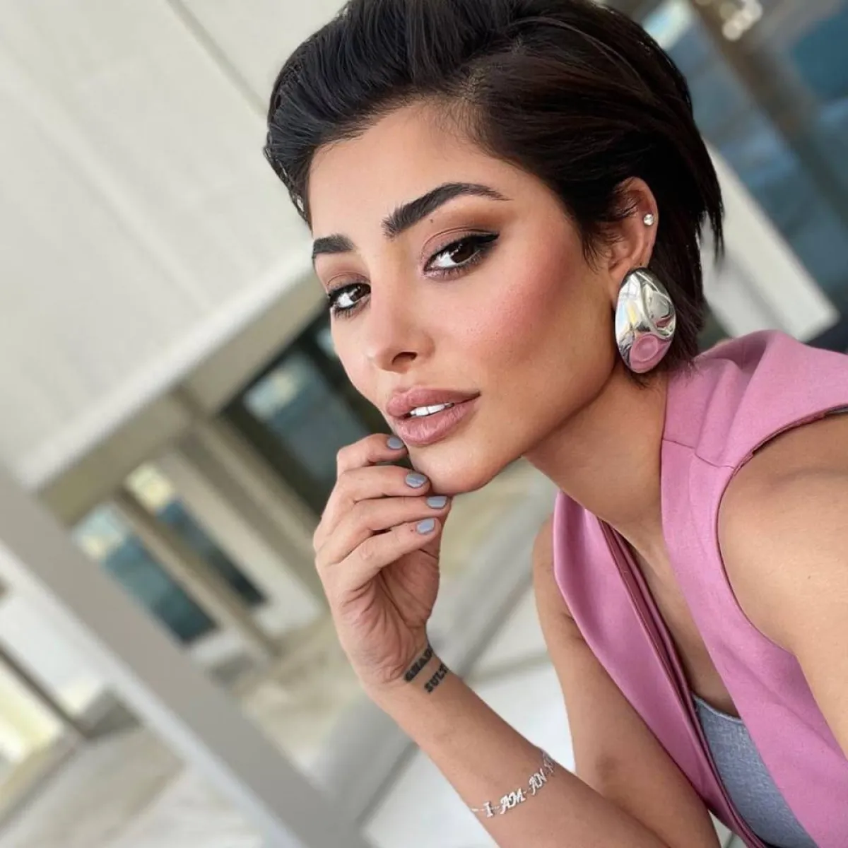 تسريحة الشعر المالس المسحوب الى الخلف من غدير سلطان