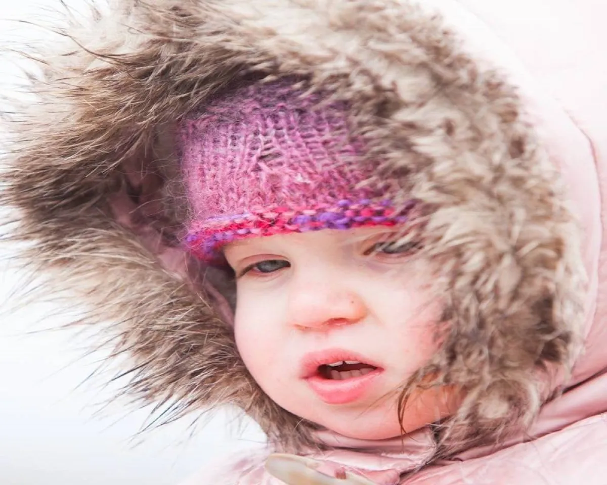 صورة لطفل يرتدى ملابس ثقيلة