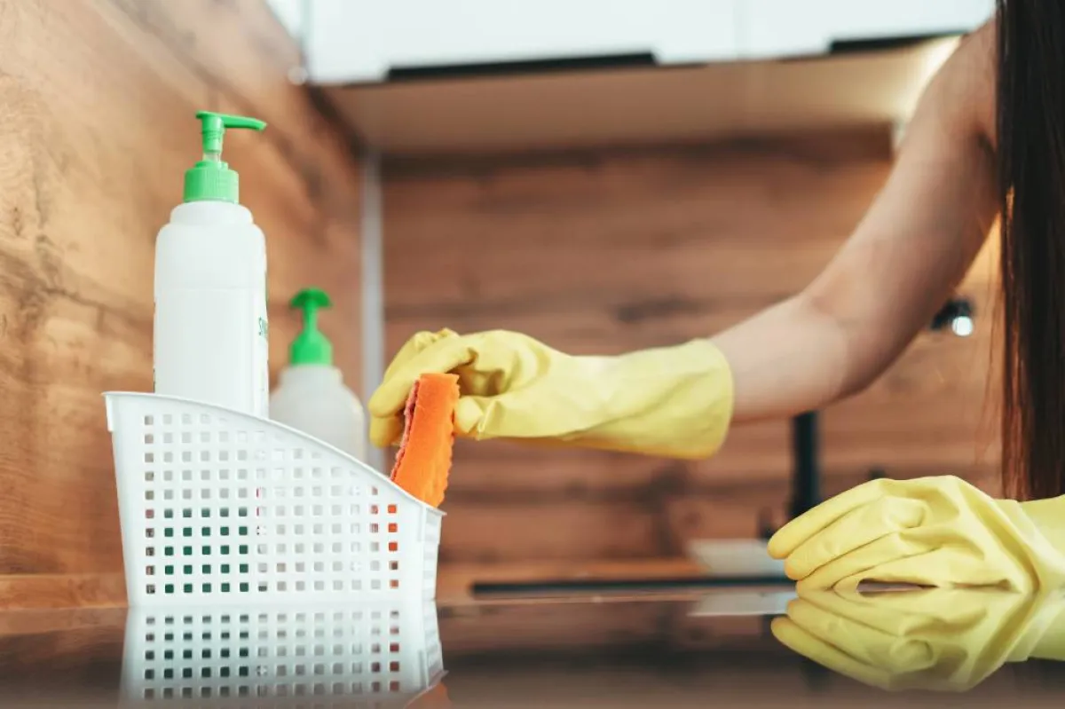 قبل الشروع في العمل المنزلي، لا بدّ من ارتداء زوجين من القفازات المطاطية