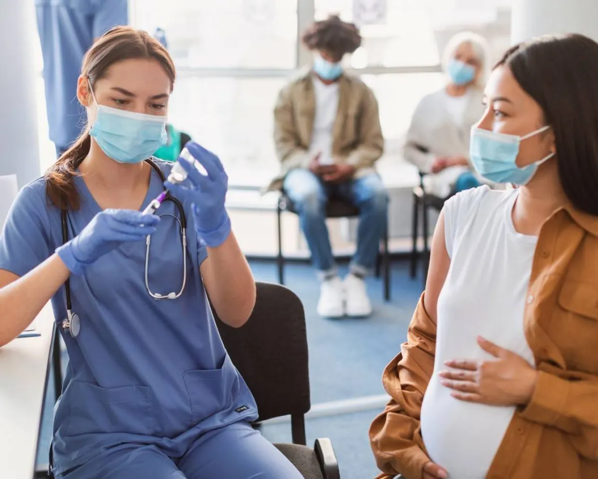 صورة لحامل تأخذ اللقاح