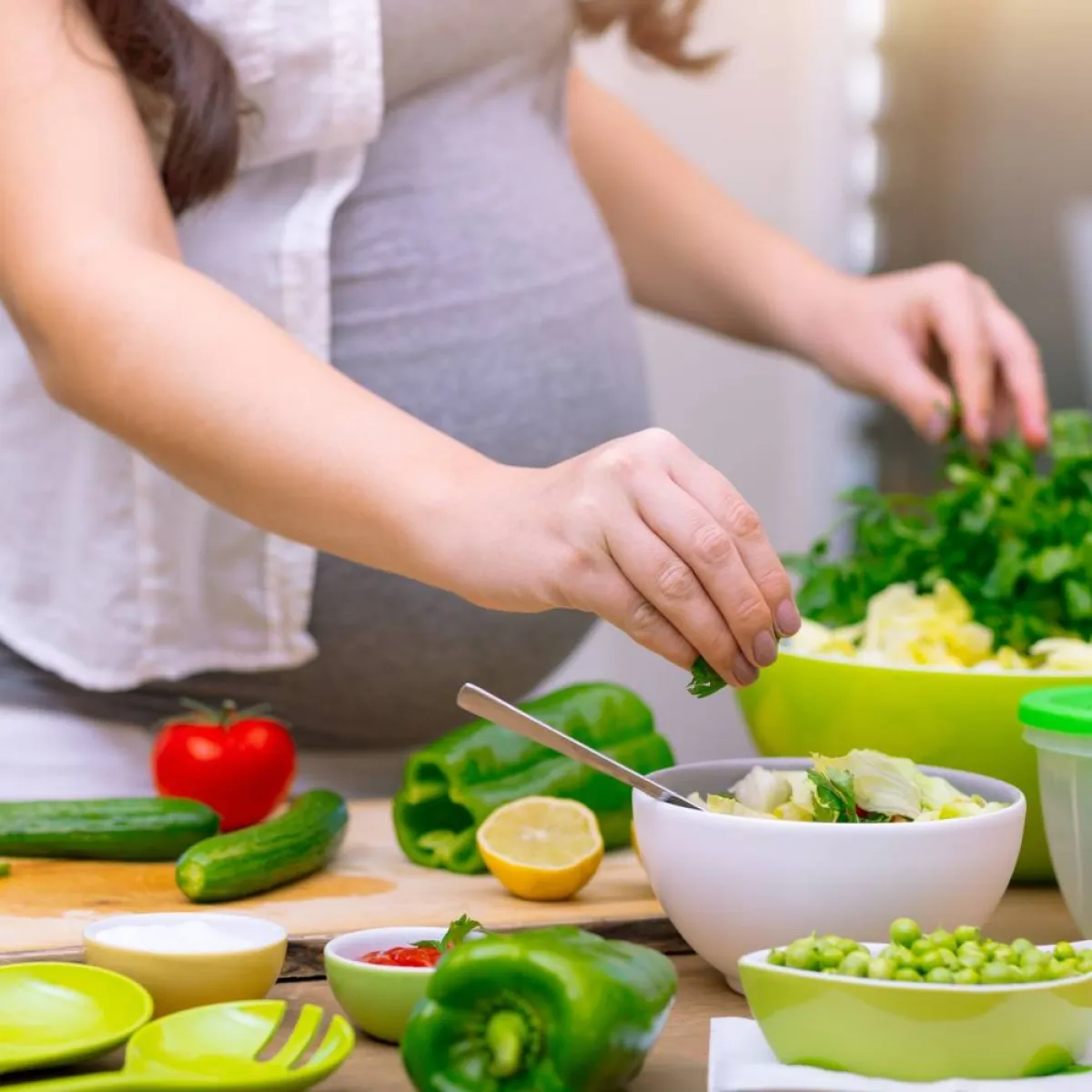 صورة لحامل ووجبة صحية