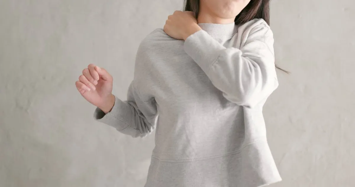 صورة لامرأة تعاني من آلام الكتف