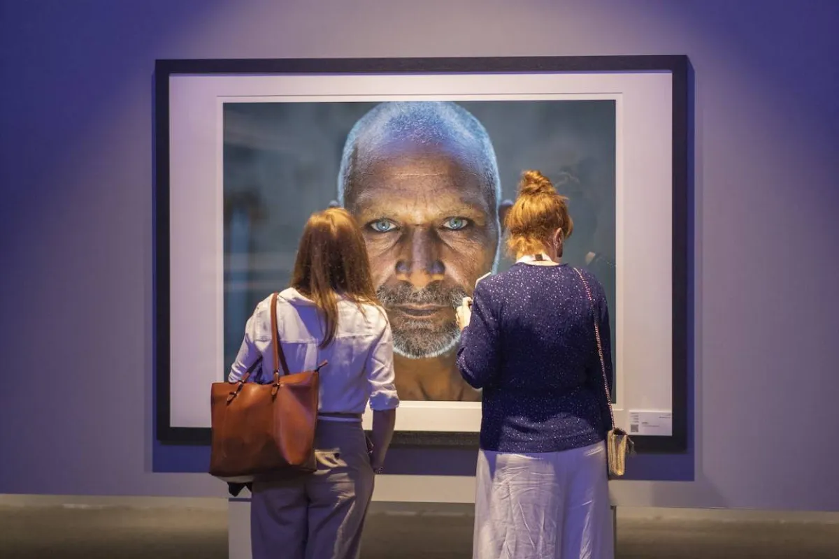 تسلط الأعمال المشاركة الضوء على مشاهد من الطبيعة والقصص الإنسانية . الصورة من "وام"