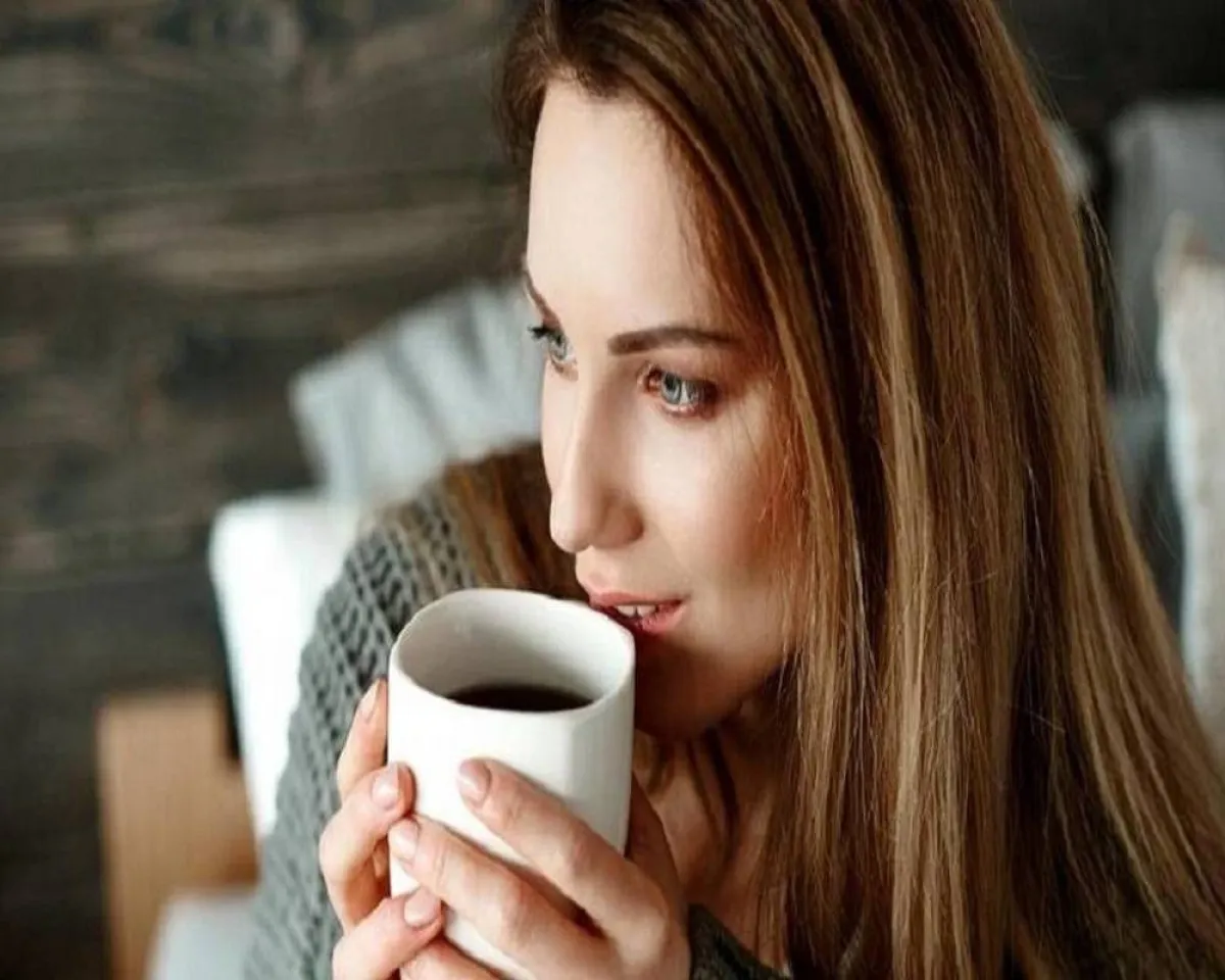 صورة لحامل تشرب القهوة