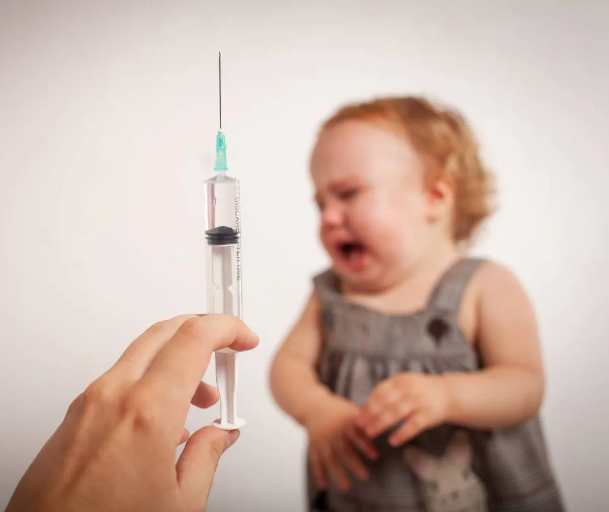 صورة لطفل يبكي من مرأى الحقنة