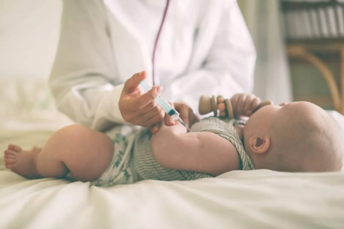 صورة لطفل مع ممرضة يستعدان للتطعيم