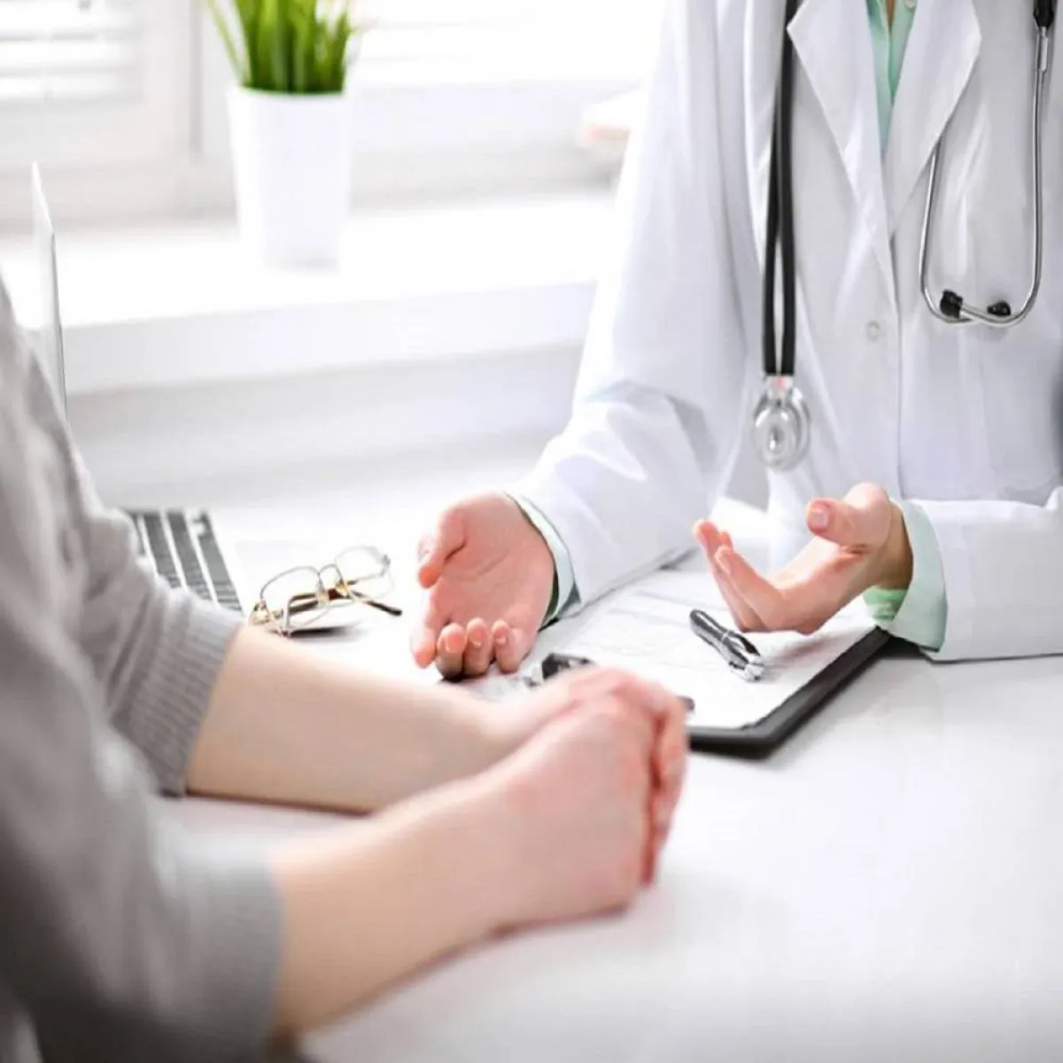 صورة لطبيب يقوم بشرح مضاعفات الكبد الدهني 