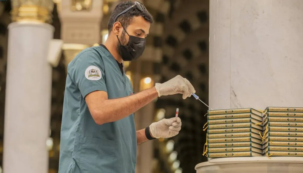  تقوم إدارة المختبر بوكالة شؤون المسجد النبوي بأخذ مسحات من مواضع مختلفة بشكلٍ يومي لفصحها مخبرياً 