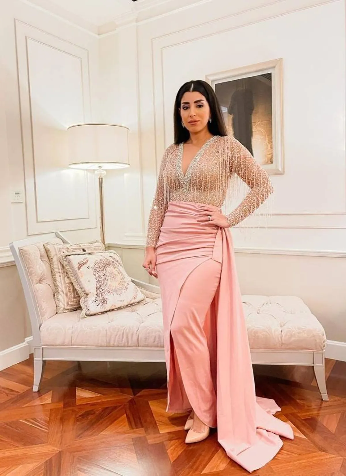 آيتن عامر بفستان وردي باستيل بتوب تول مُطرز بالكريستال