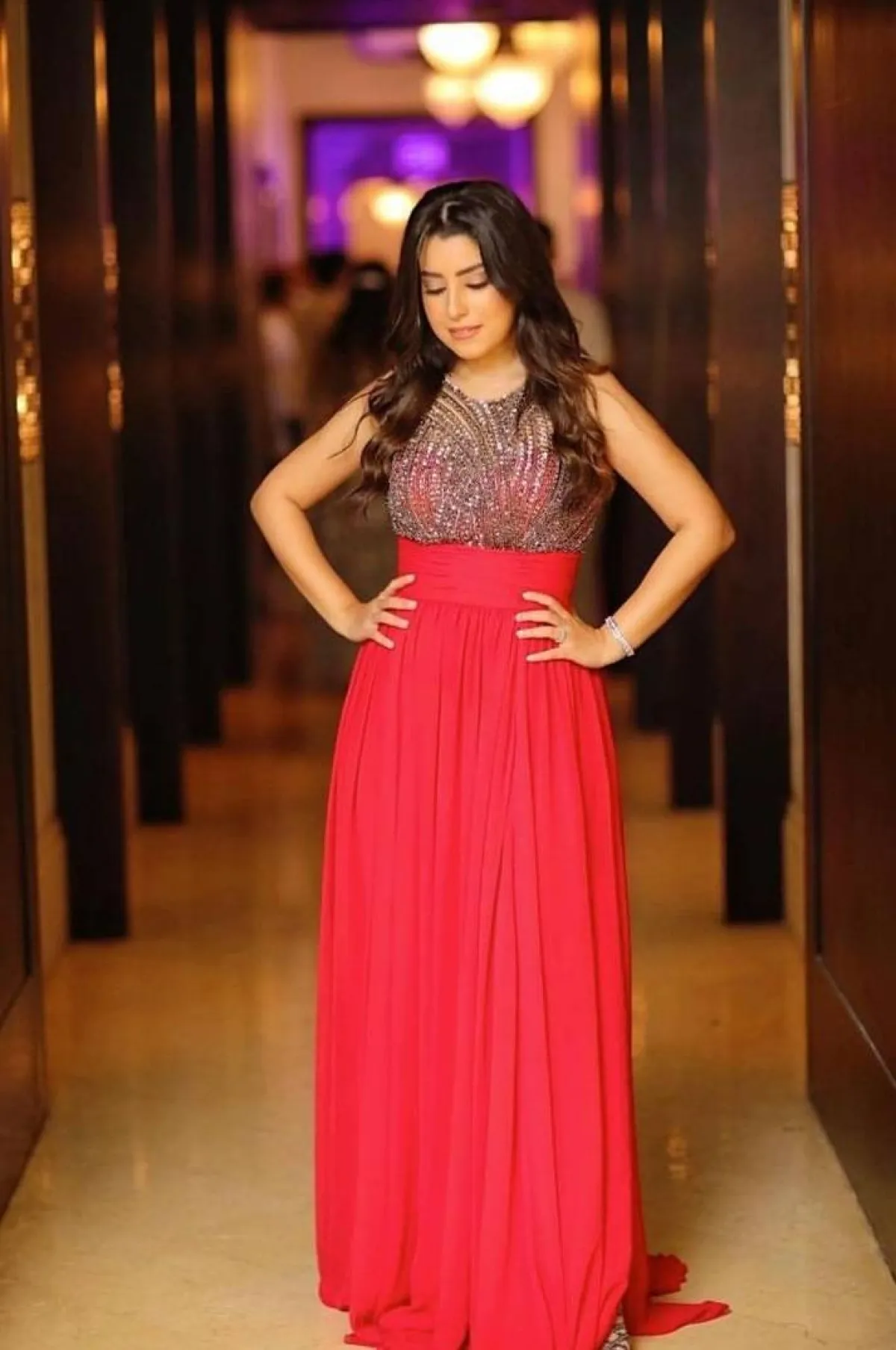 آيتن عامر بفستان أحمر مرجاني بتوب تول مُطرز بالخرز الفضي