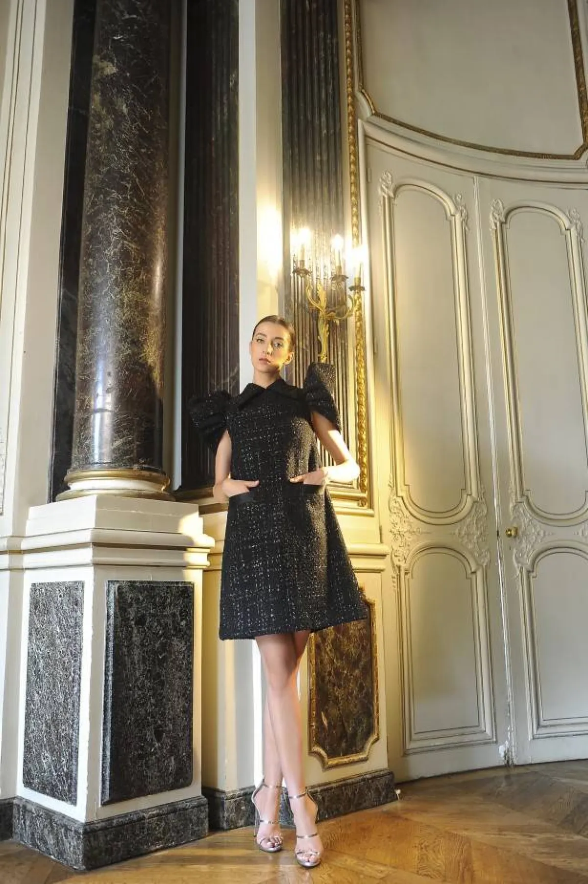 فستان كوكتيل قصير أسود مُطرز بالكريستال اللامع من  نجيب عليوة Najib Alioua