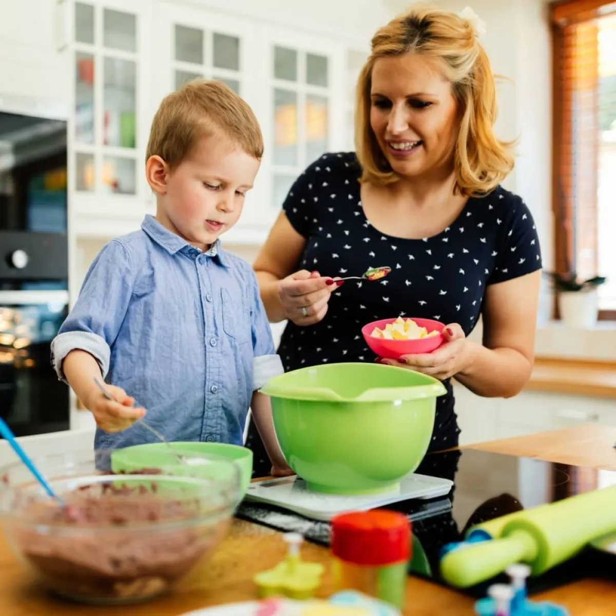 صورة لطفل يساعد أمه