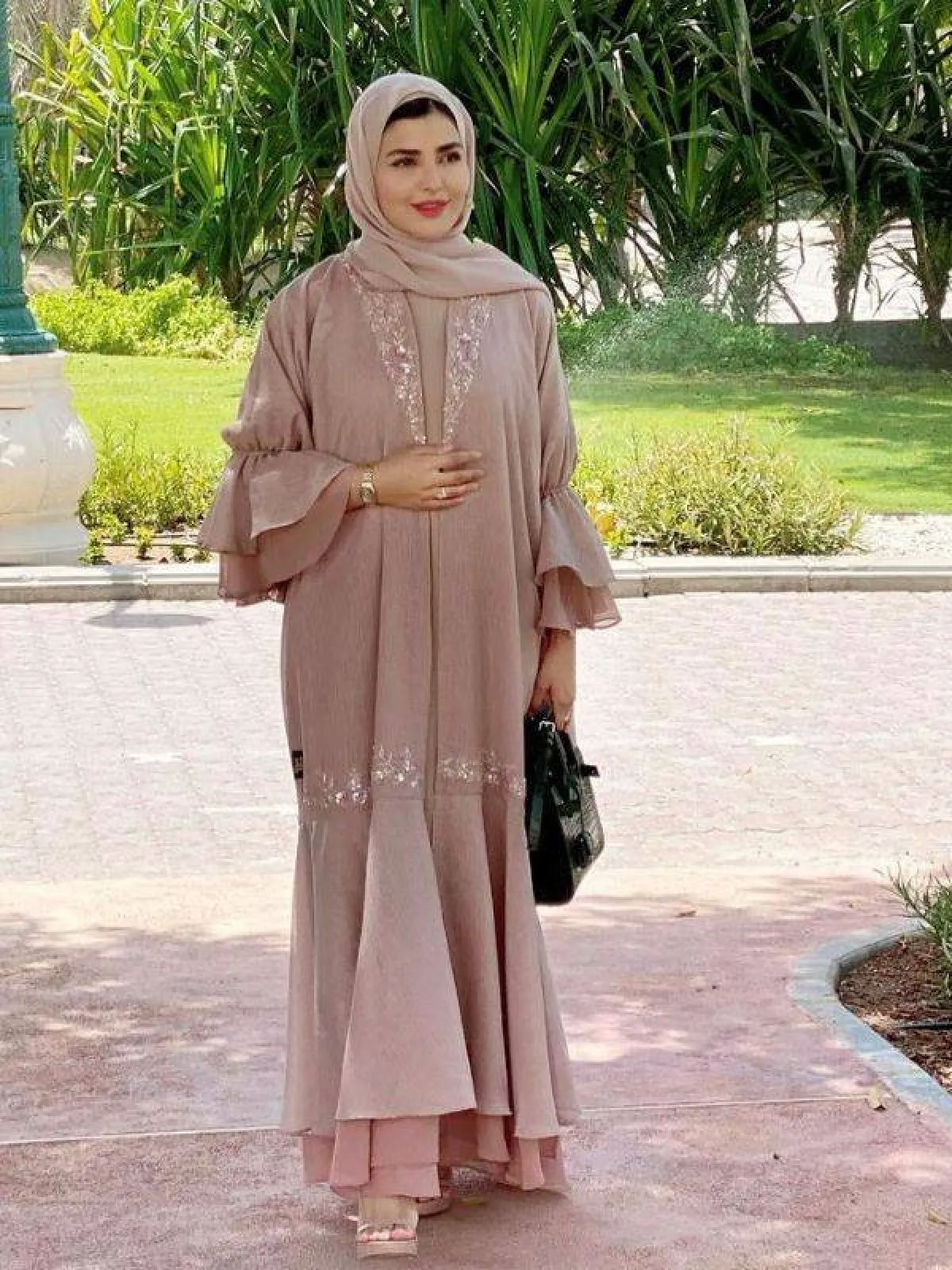 عباية بنية بفصوص لامعة