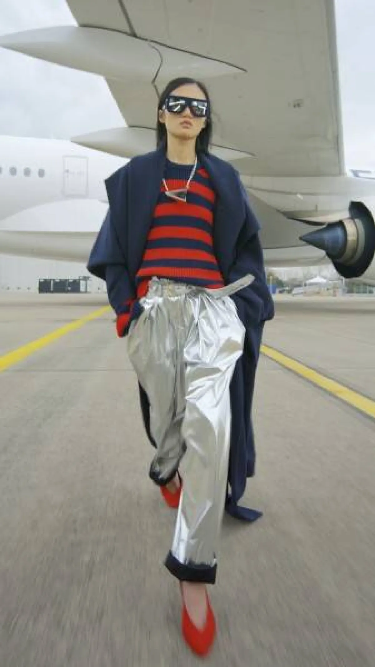 جربي المعطف الكحلي والقميص المخطط والسروال الفضي