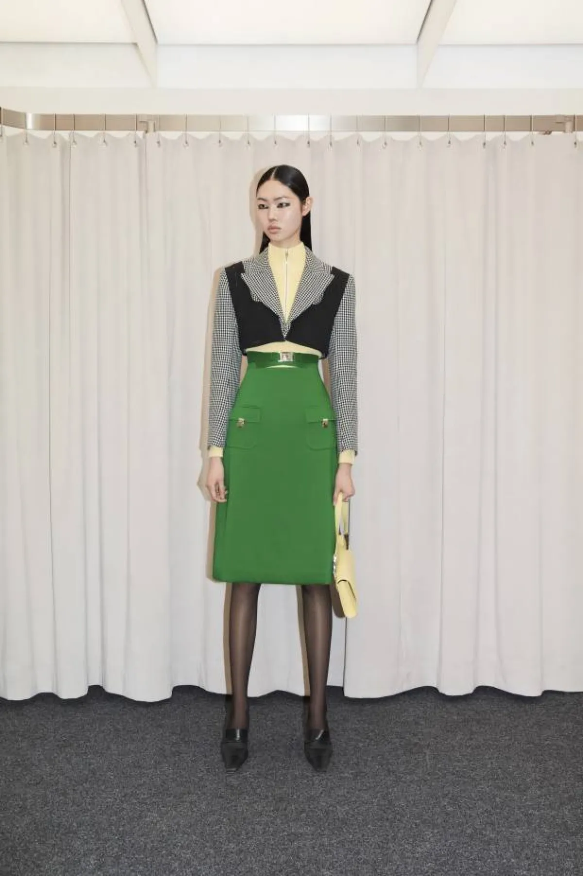  من كالفن ليو إليك تنورة مع سترة وكروب توب فوقها 