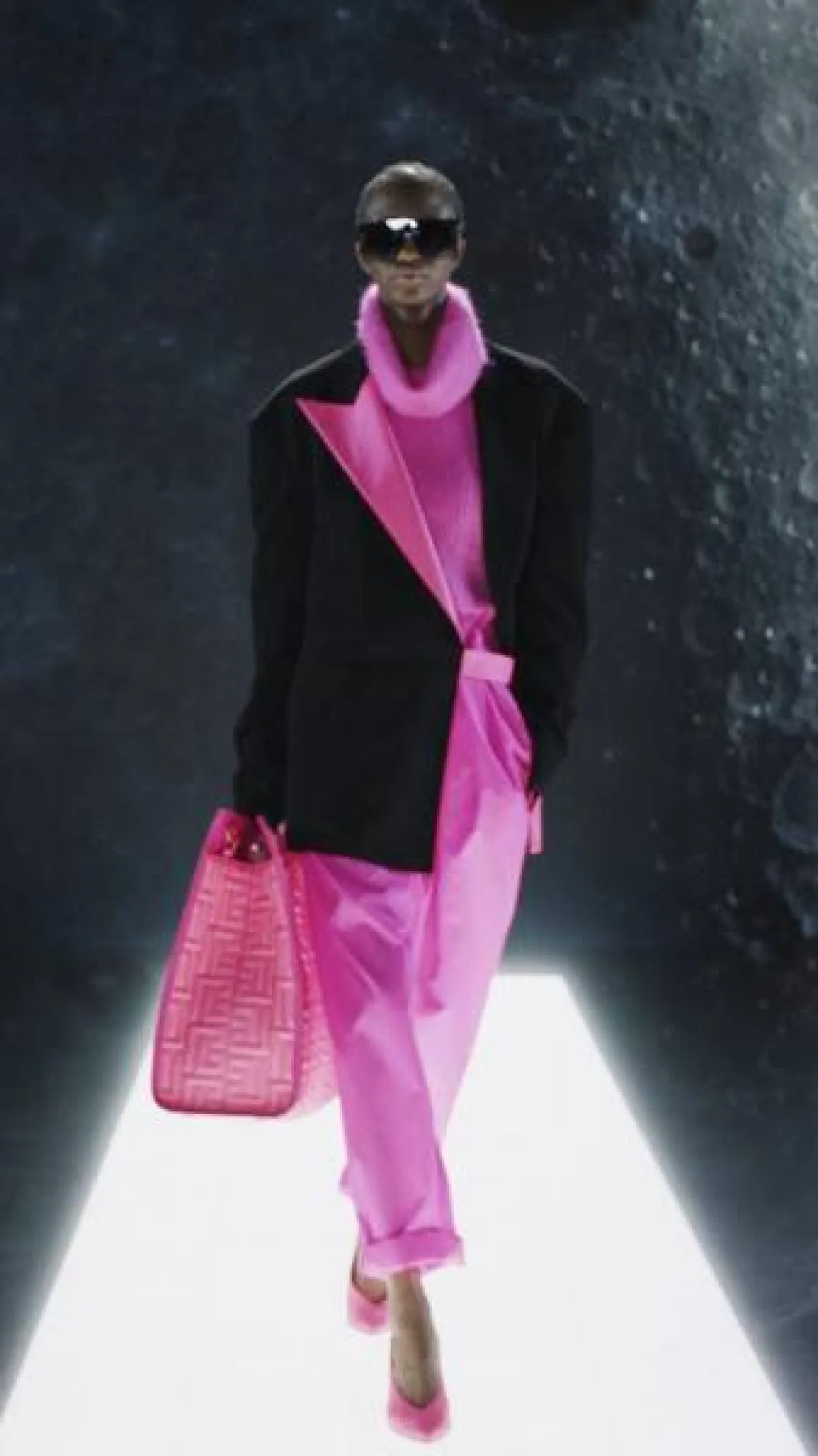 زي من بالمان من سروال زهري وياقة عالية وسترة بليزر 