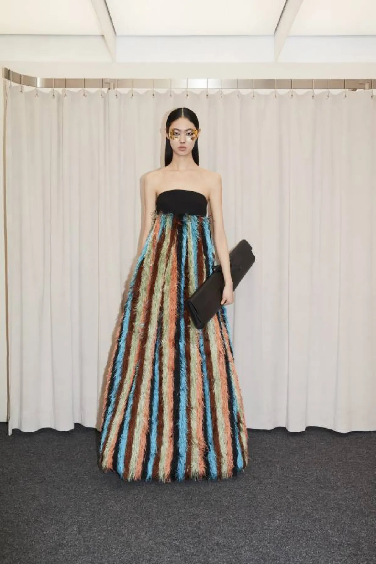 فستان من الريش الملون المخطط عامودياً مع بلوزة بودي سوداء