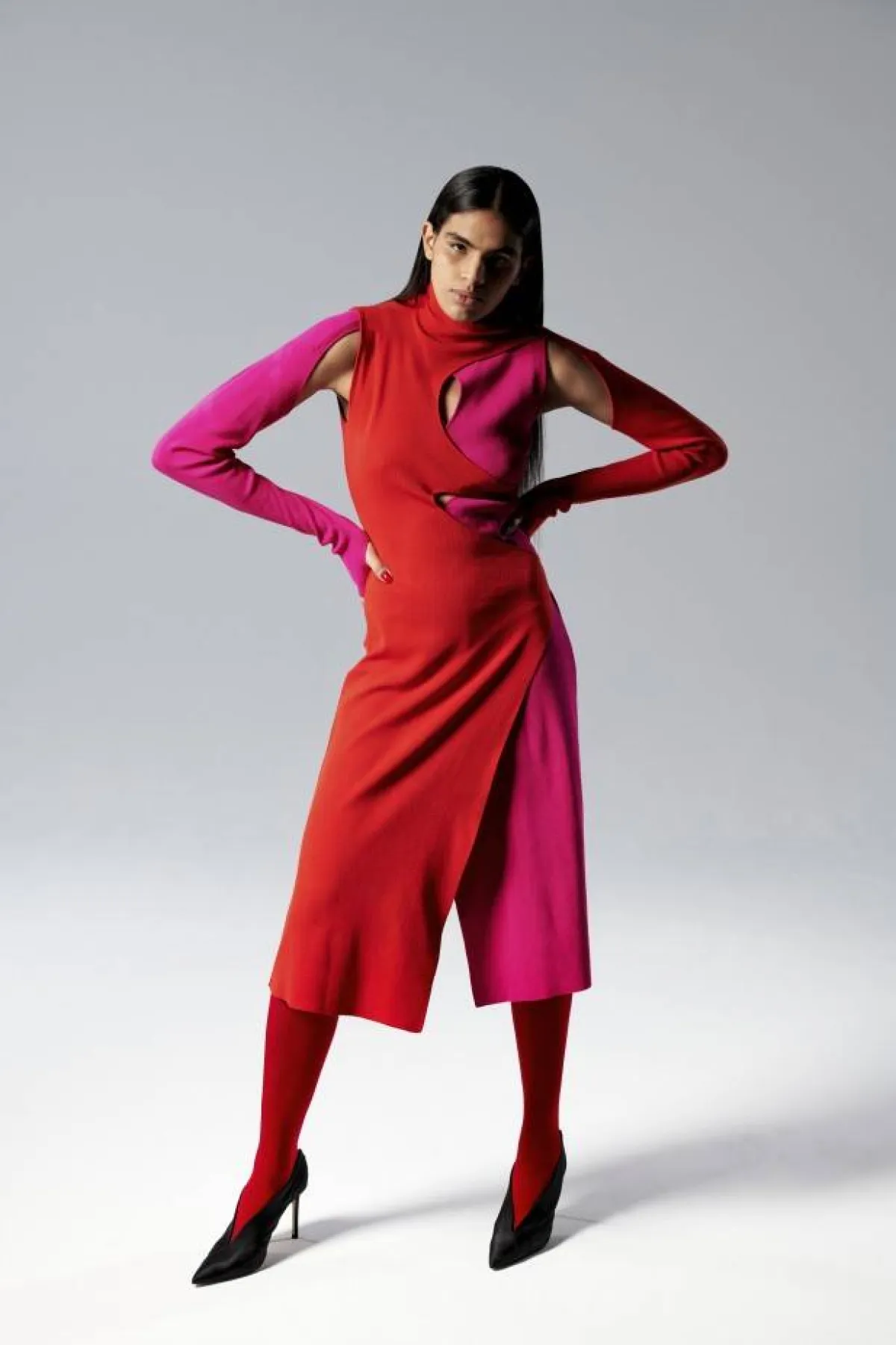 تنورة وبلوزة باللونين الأحمر والفوشيا