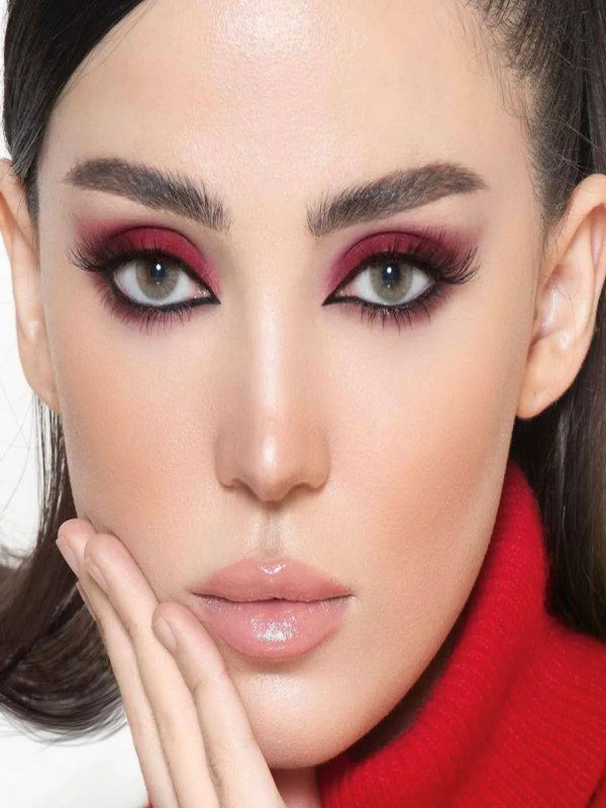 مكياج عيون عنابي