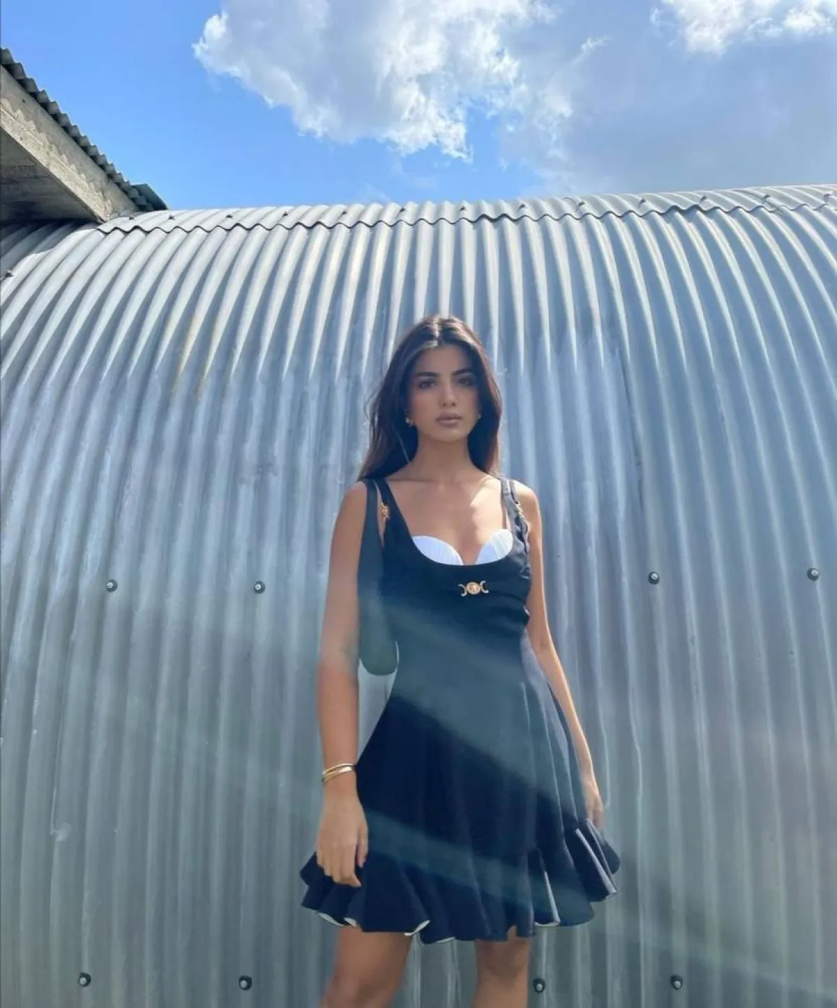 إطلالات مونوكروم بالابيض والاسود من علا فرحات