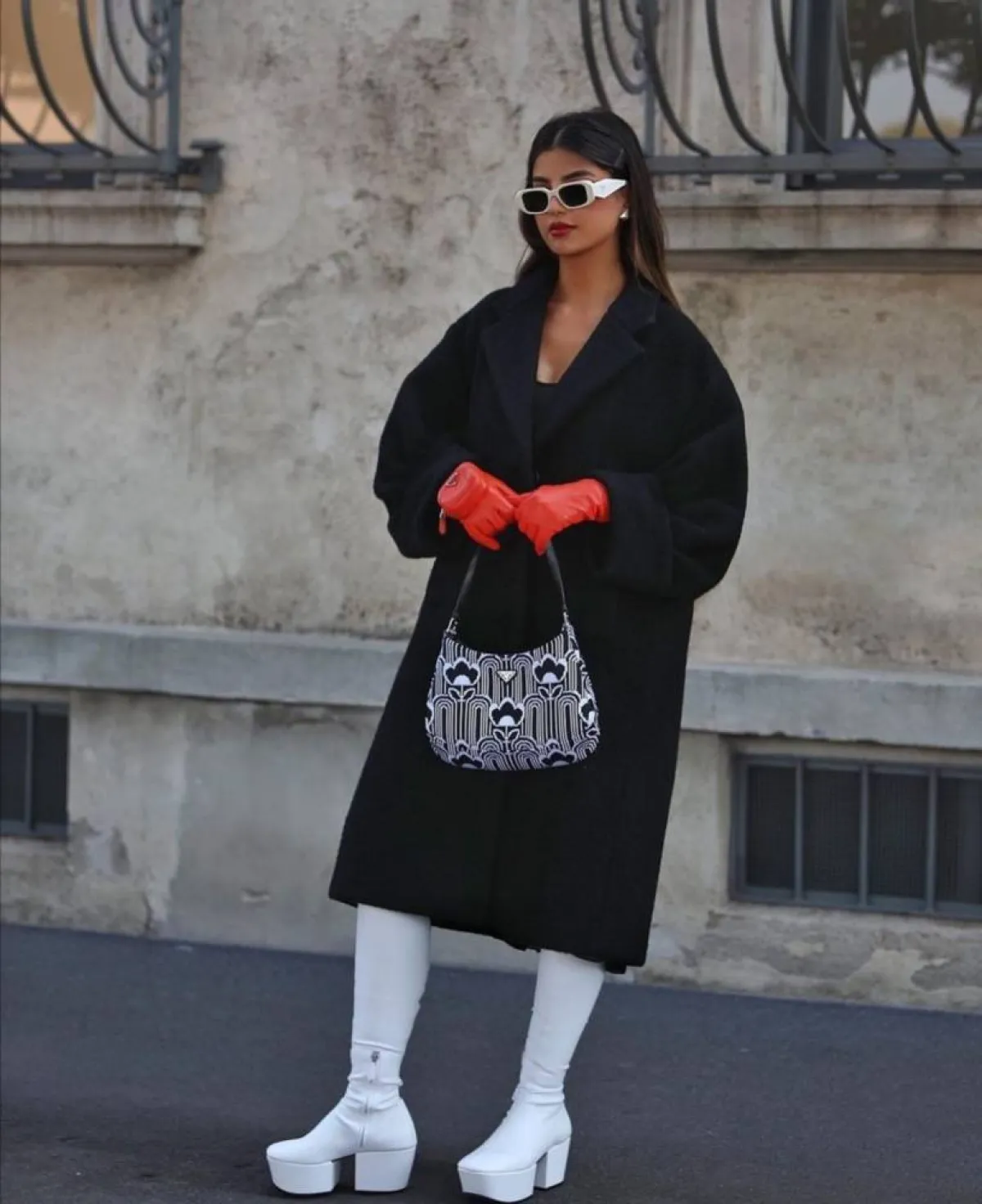 إطلالات مونوكروم بالابيض والاسود من علا فرحات