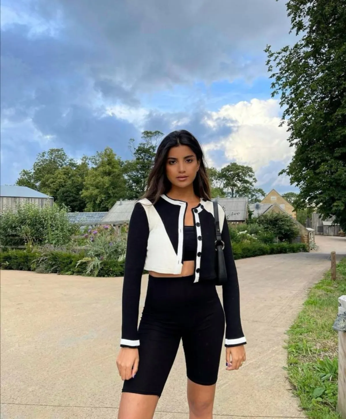 إطلالات مونوكروم بالابيض والاسود من علا فرحات