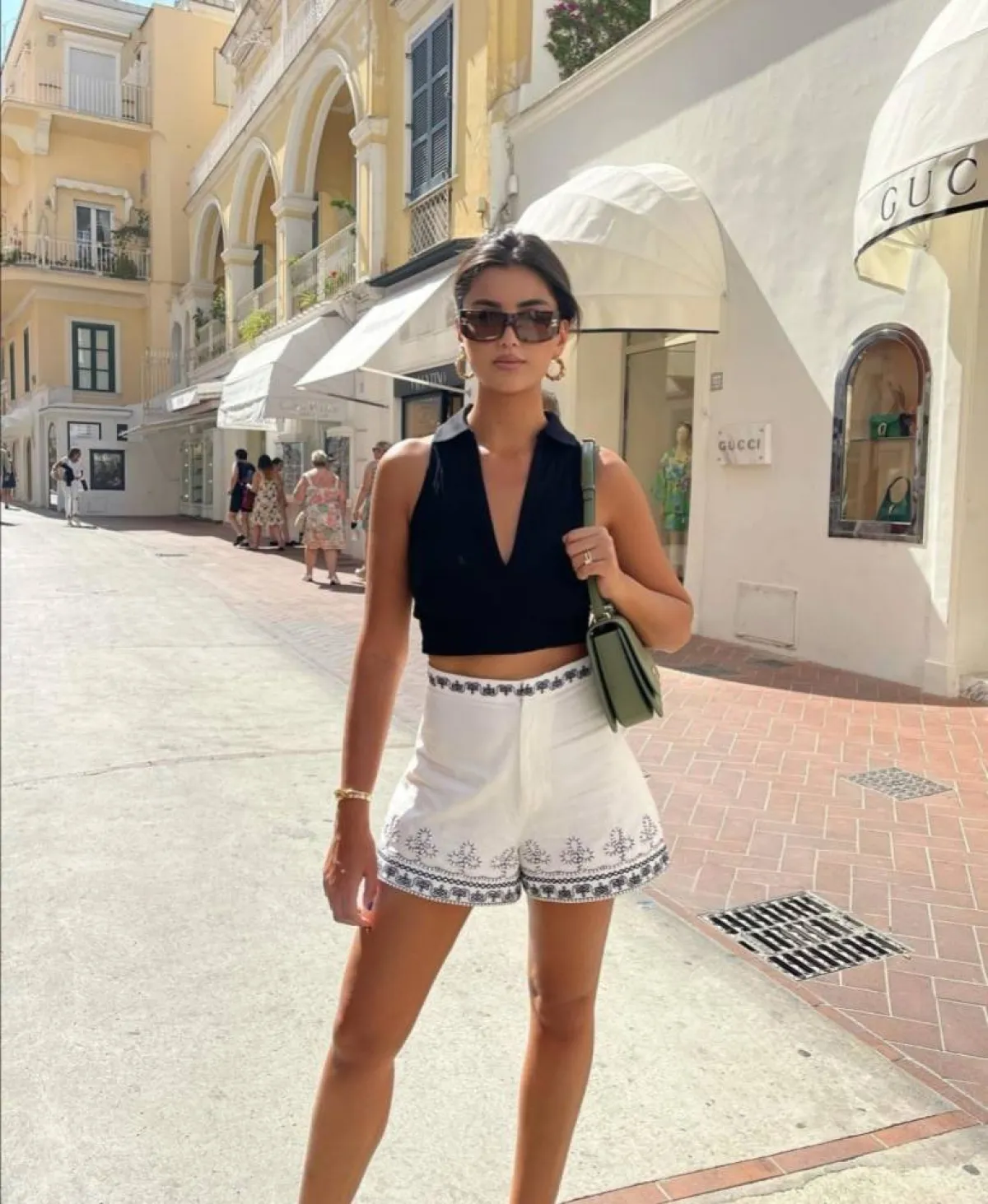 إطلالات مونوكروم بالابيض والاسود من علا فرحات