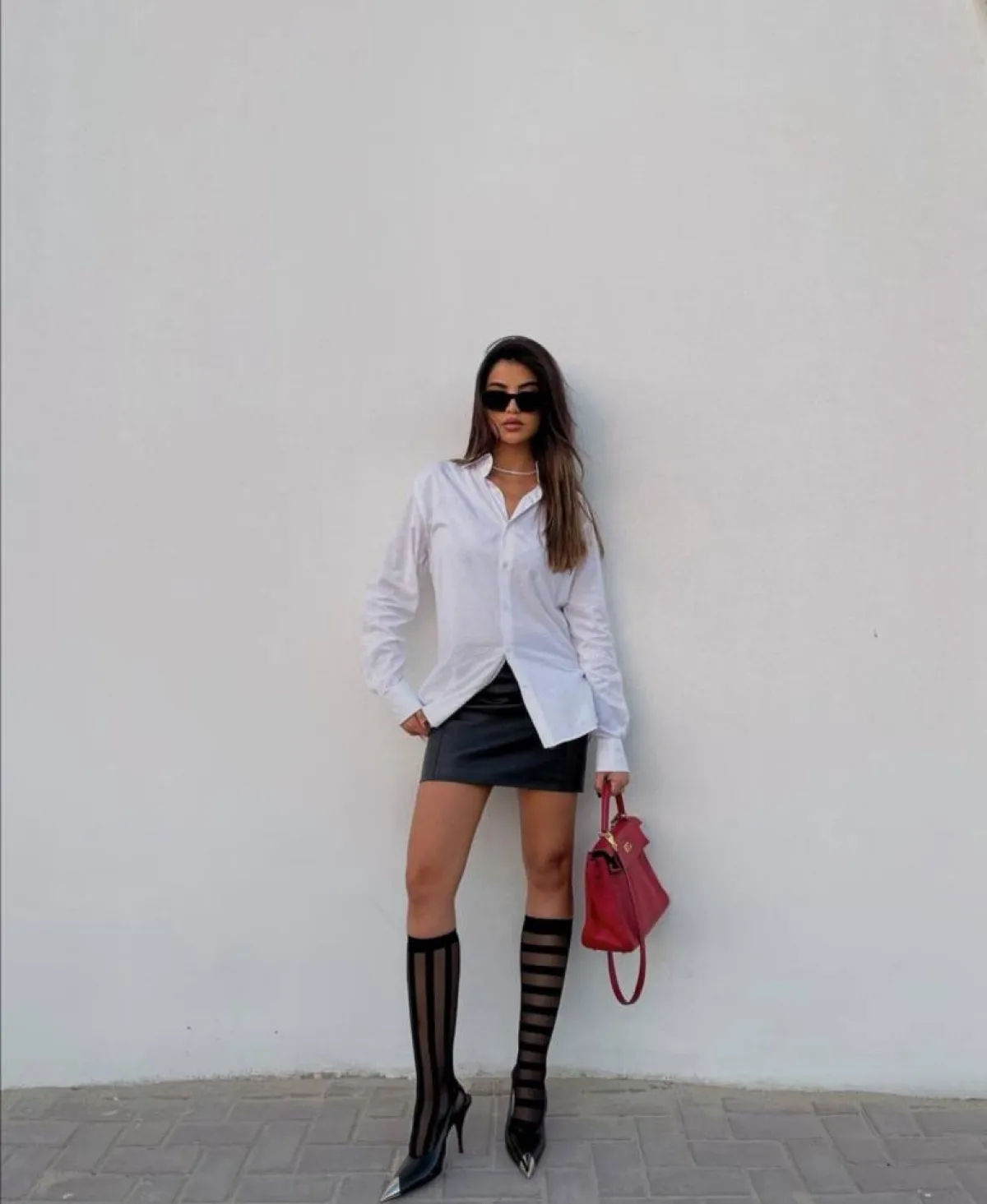 إطلالات مونوكروم بالابيض والاسود من علا فرحات