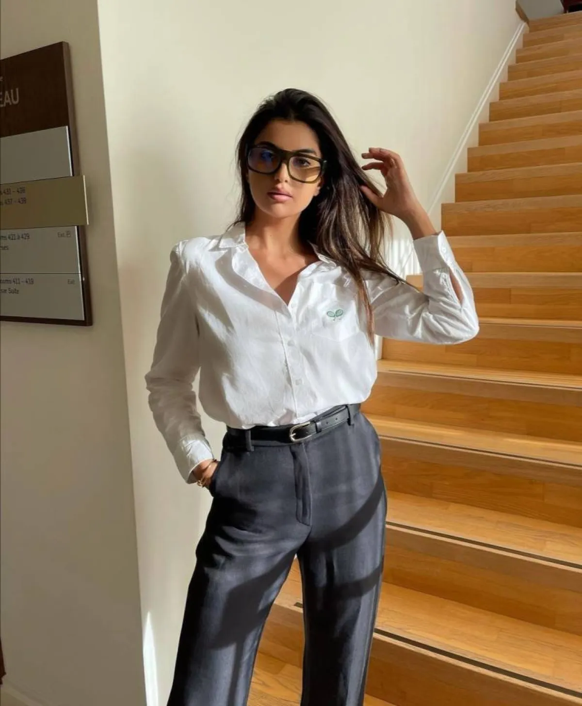 إطلالات مونوكروم بالابيض والاسود من علا فرحات