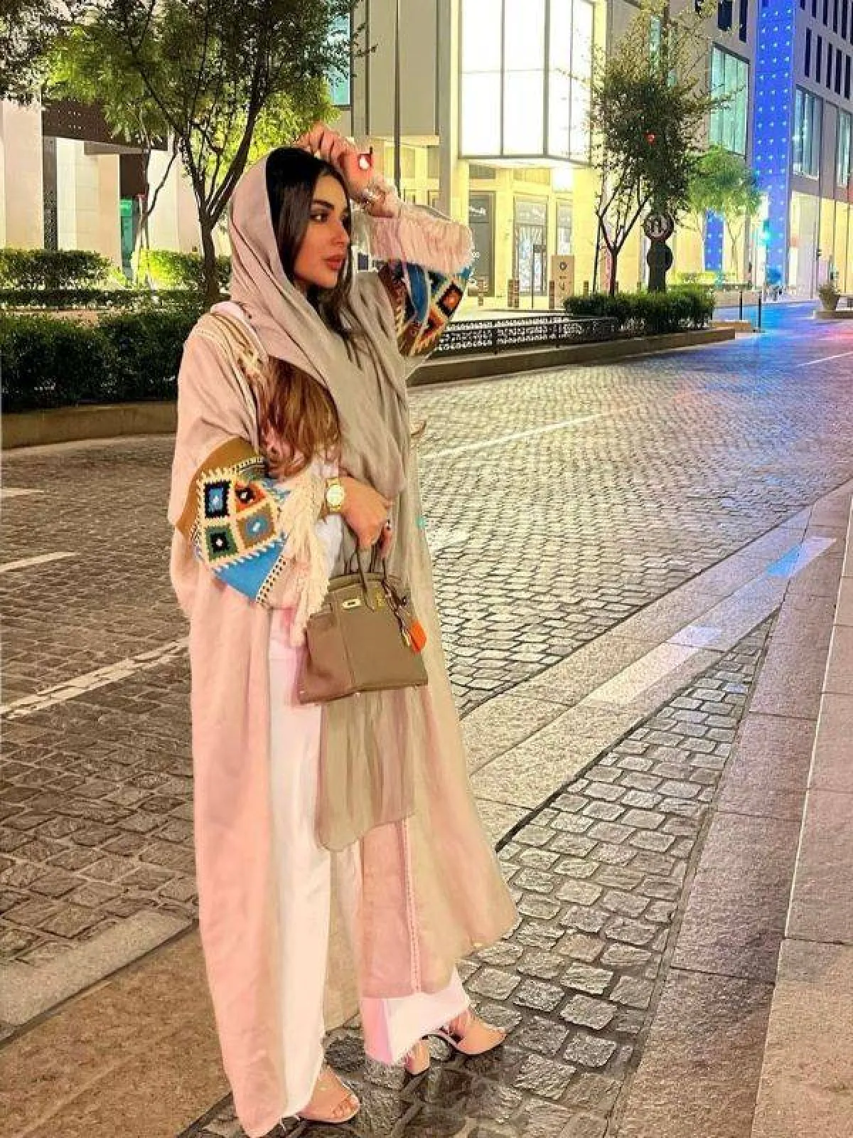 عباية مطرزة