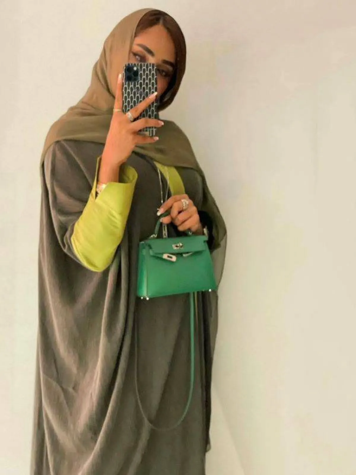 عباية بدرجات اللون الاخضر