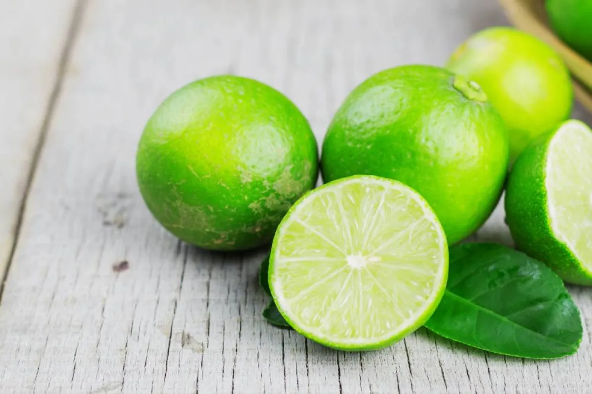 ثمار الليمون تستخدم في تنظيف الميكرويف