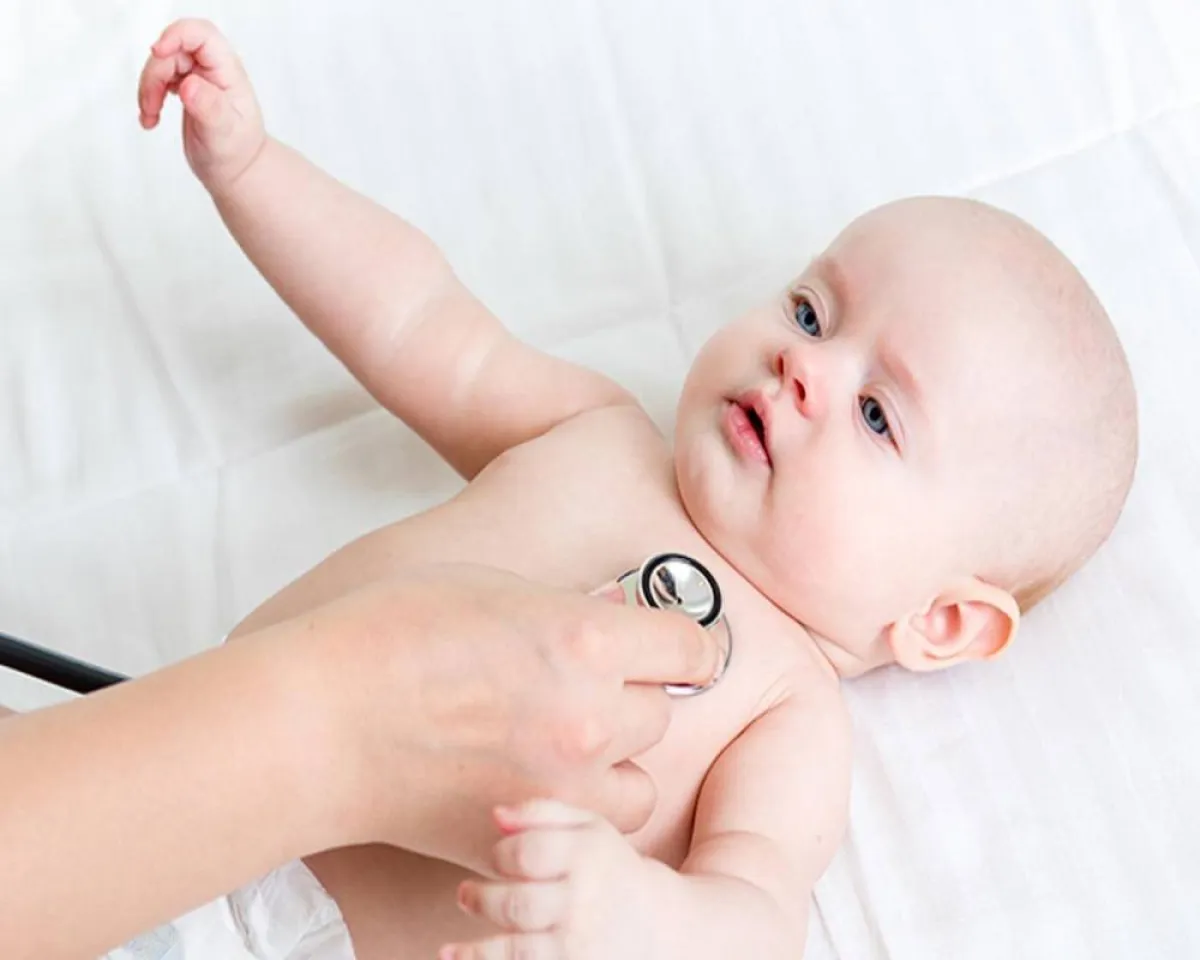 صورة لطبيبة تفحص الطفل الرضيع