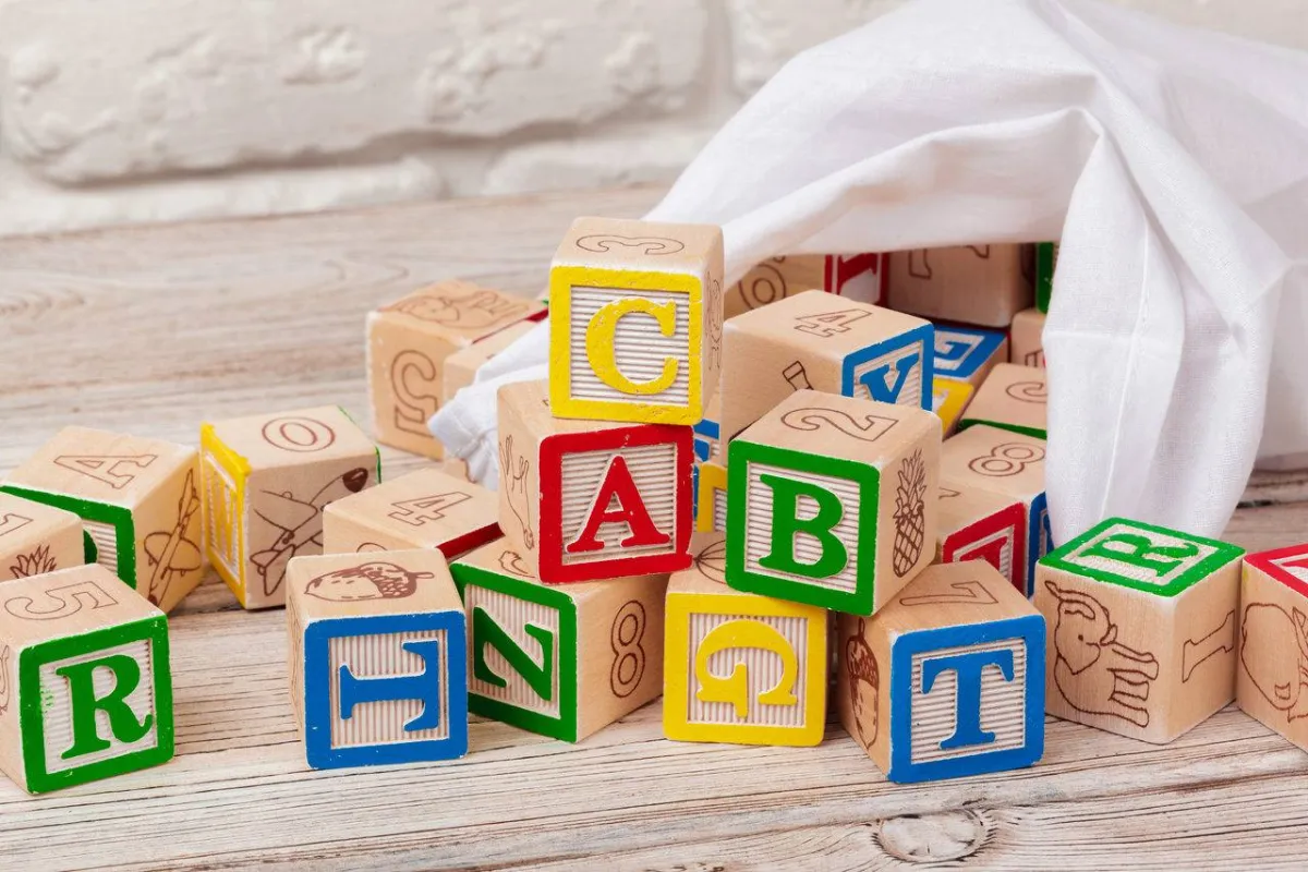 صورة مكعبات تعليم الأحرف 