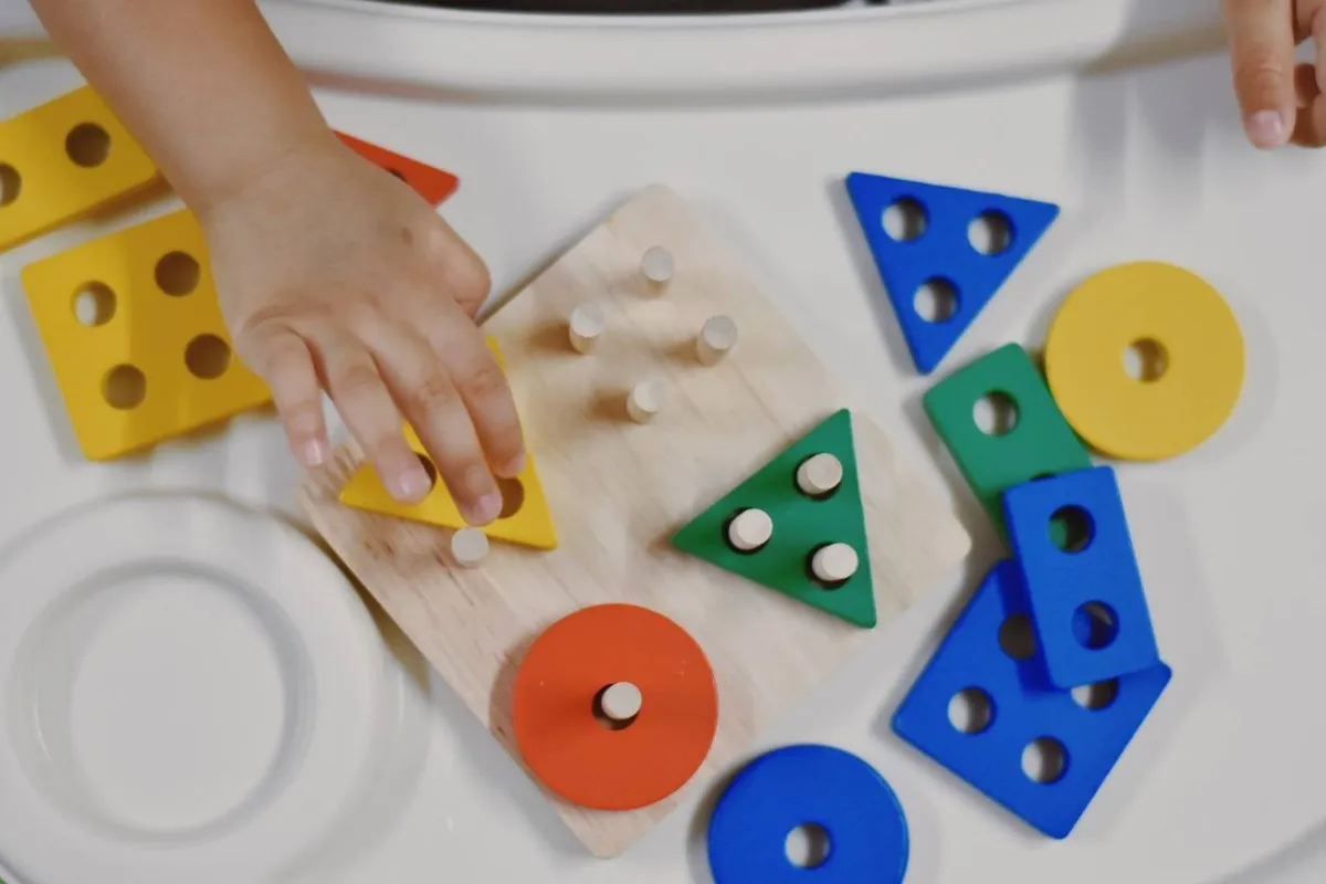 صورة لطفل يلعب