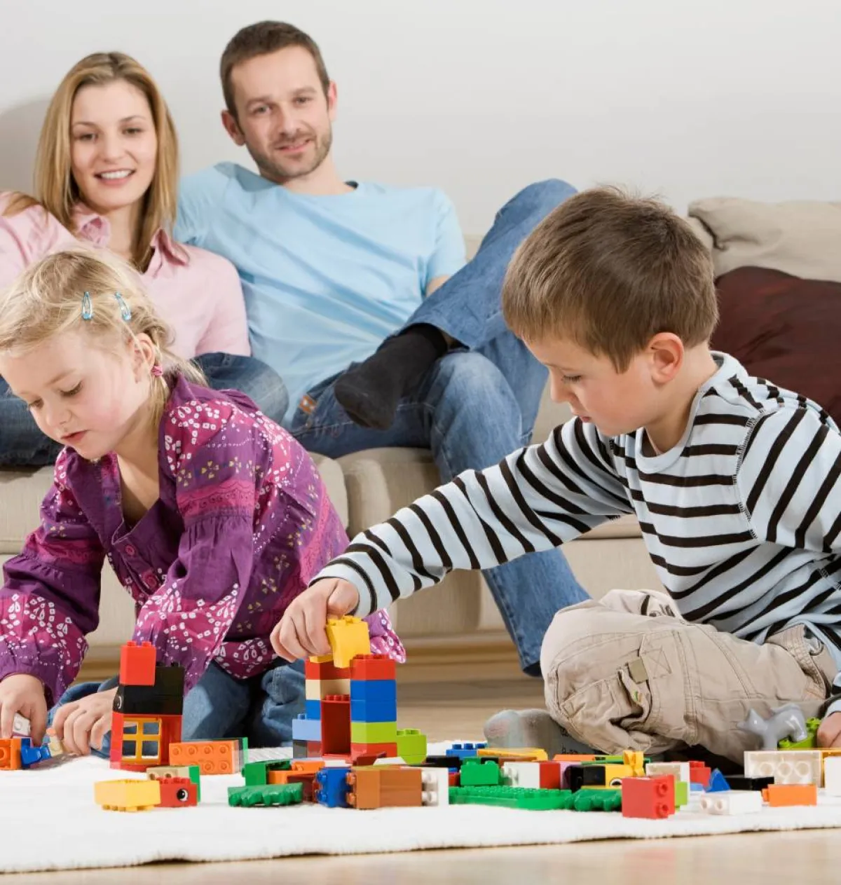 صورة لأطفال مع الألعاب الخشبية