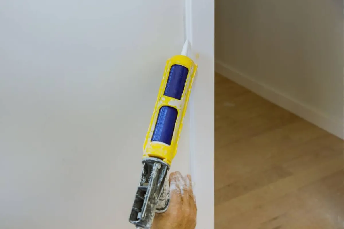 عزل الأبواب والنوافذ والشقوق التي تسرّب الهواء