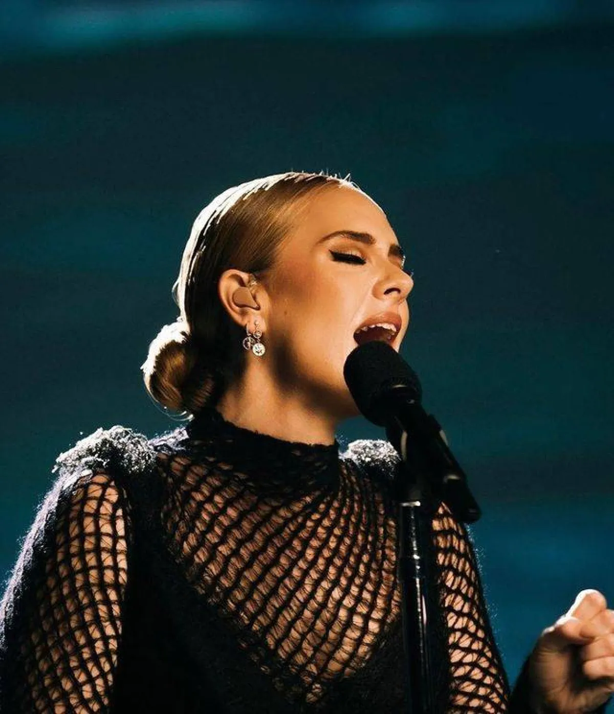 أديل بأقراط ديور Dior-الصورة من حسابها على انستغرام