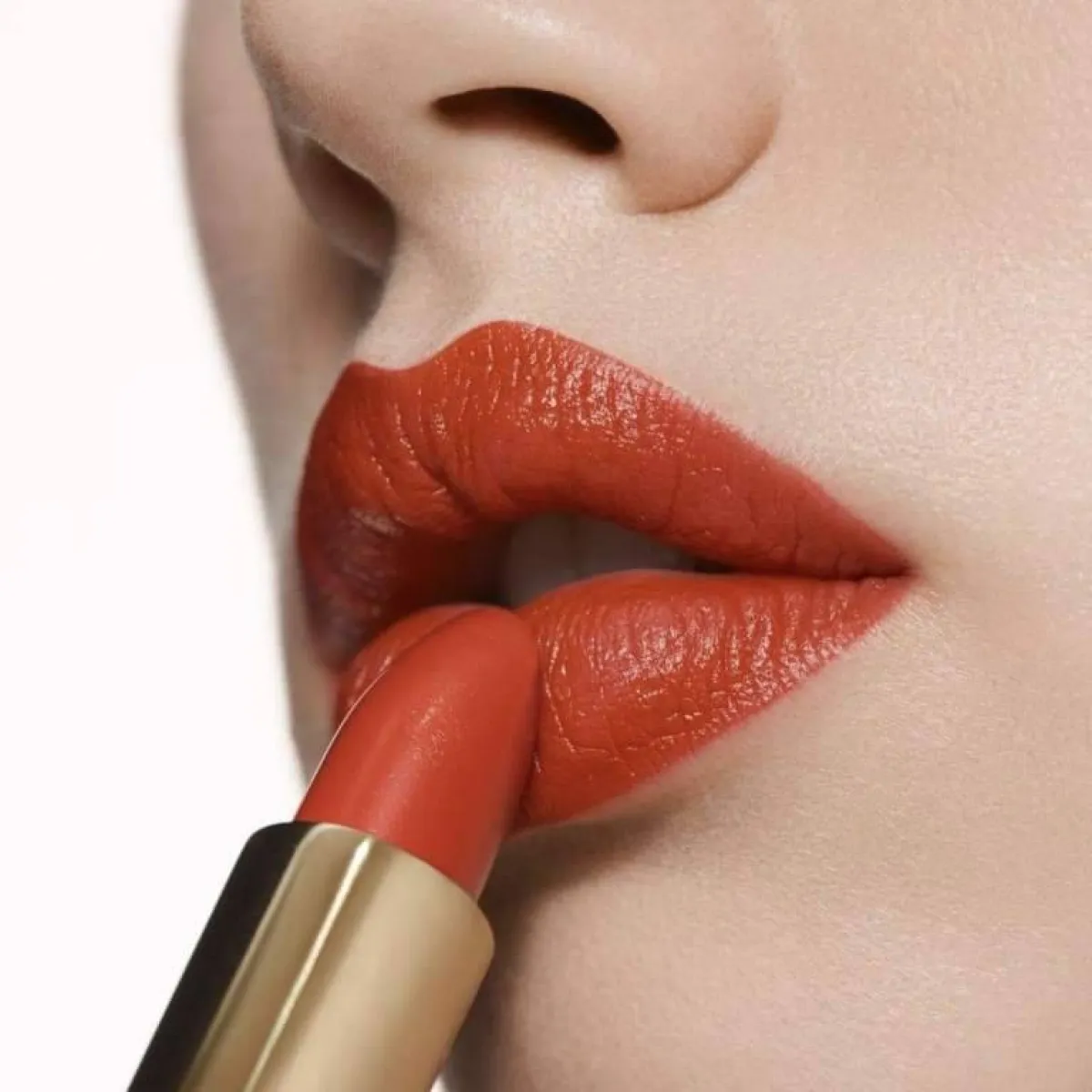 أحمر شفاه لعروس 2022