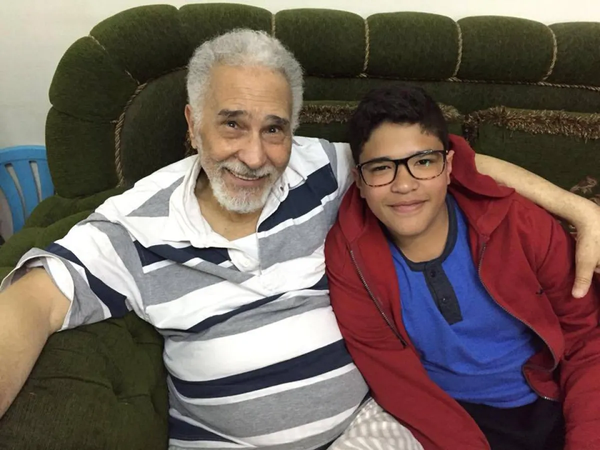 عبد الرحمن أبو زهرة بصحبة حفيده- الصورة من حساب ابنته على فيسبوك