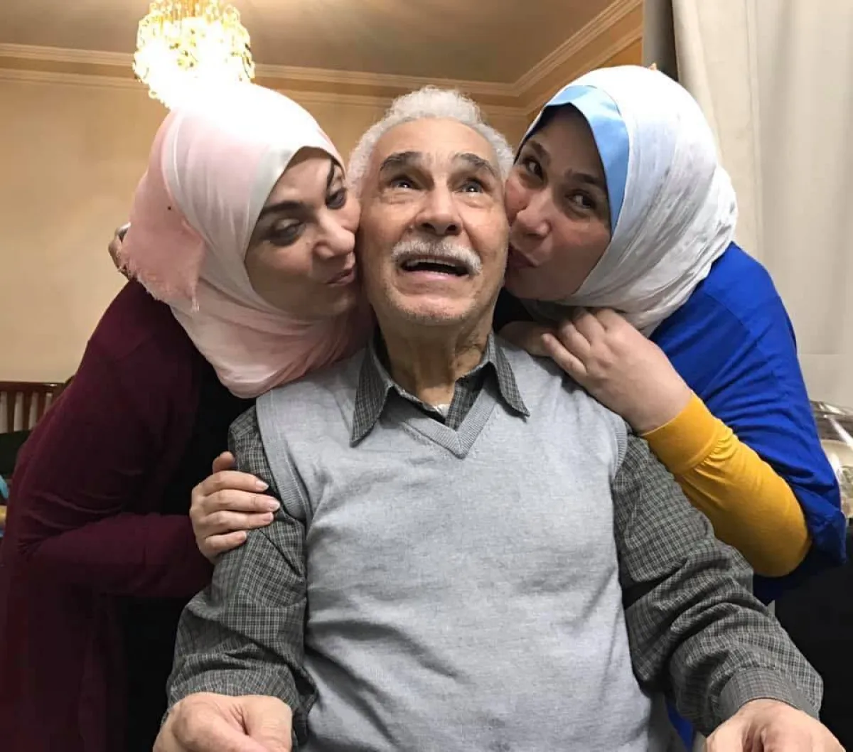 عبد الرحمن أبو زهرة بصحبة ابنتيه - الصورة من حساب ابنته على فيسبوك