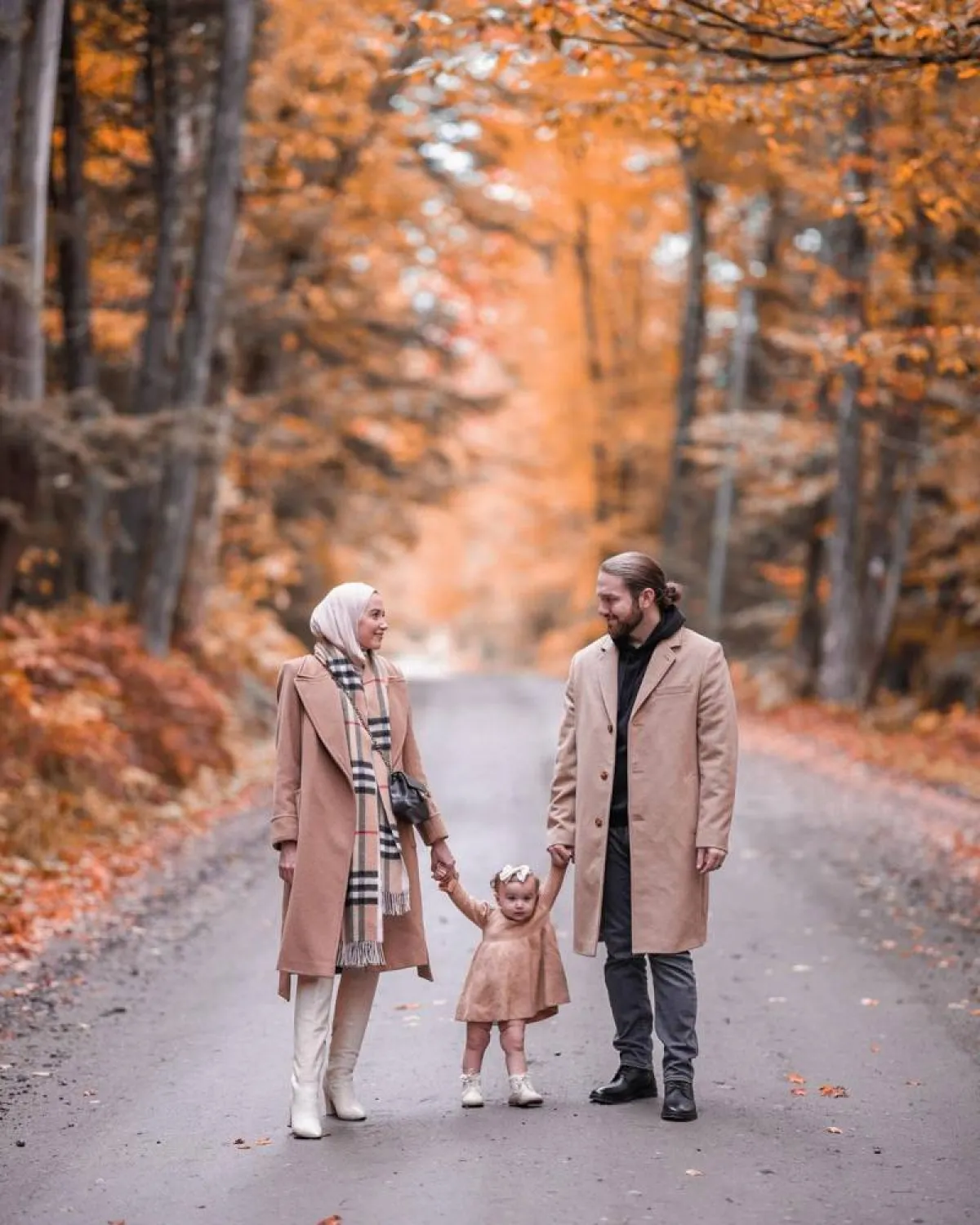 لينا صنوبر بسكارف كاروهات ومعطف ميدي بيج مع بوت طويل أوف وايت